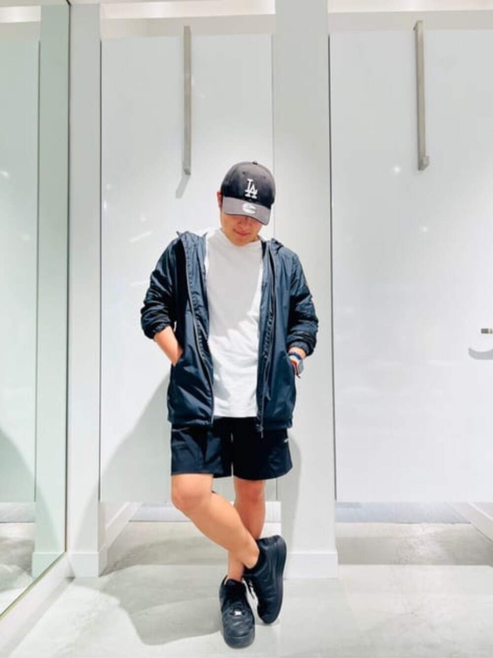 ブラック系のその他アウター、ブラック系のその他パンツ、ホワイト系のTシャツ/カットソーを着用したメンズの夏コーディネートの1枚目の写真