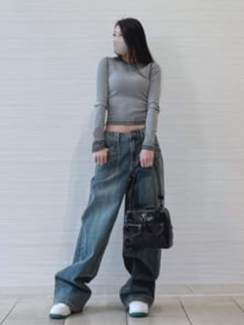 ブラック系のTシャツ/カットソー、ブルー系のデニムパンツ、ブラック系のショルダーバッグを着用したレディースの春コーディネートの1枚目の写真