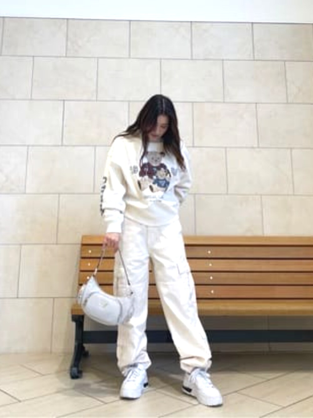 「guess、春コーデ、カジュアル」｜「GuessのGUESS Originals Cargo Pants（カーゴパンツ、ホワイト系）」を使った、GUESS JAPANさん（レディース・158cm）の春コーディネートの1枚目の写真