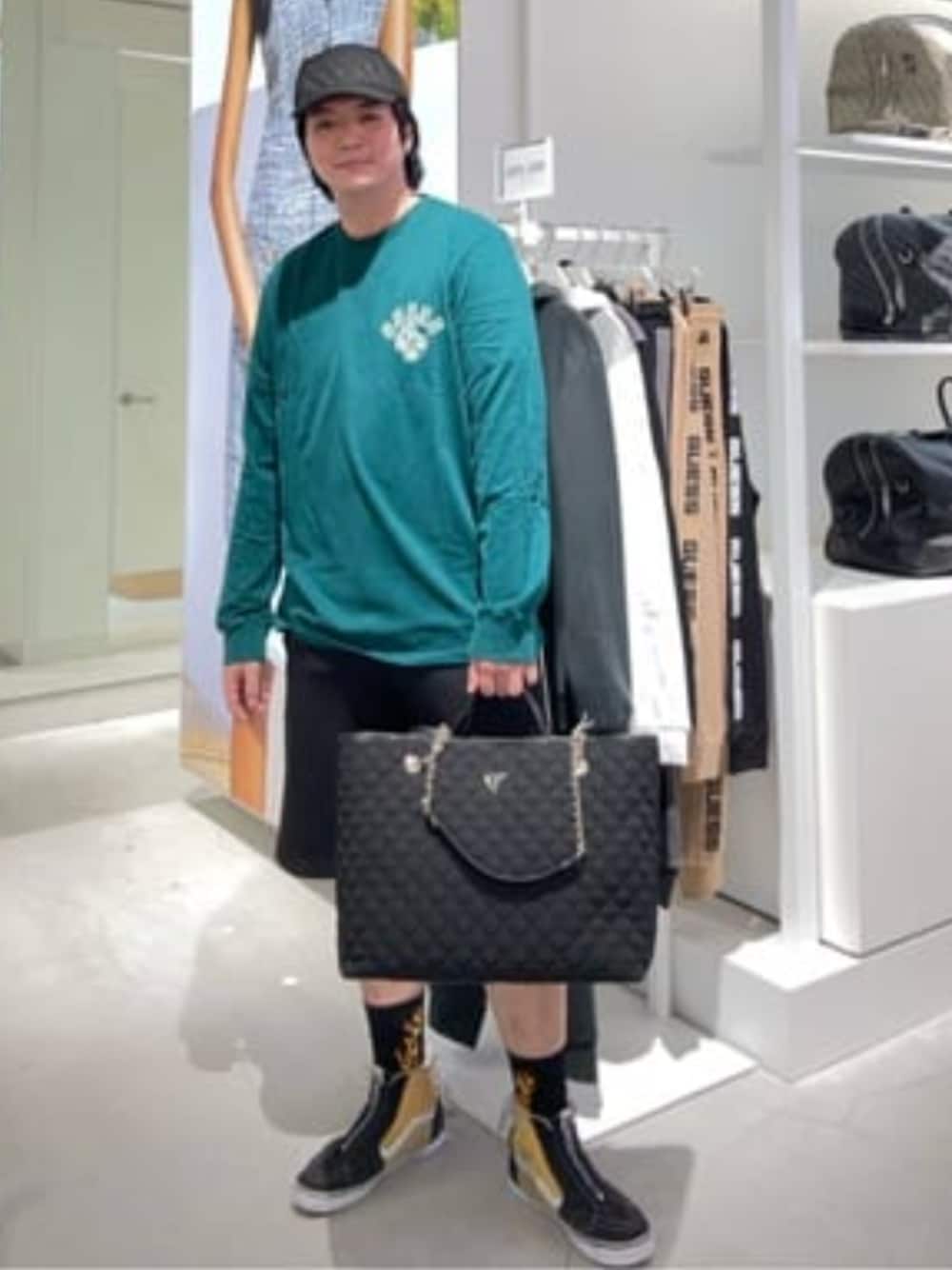 「guess、GUESS、ロンT、ユニセックス、トートバッグ、トートバッグ 黒、ネオンカラー、大人カジュアル、ストリートミックス」｜「GuessのBSC Ls Guess Neon Logo Tee 長袖Tシャツ（Tシャツ/カットソー、グリーン系）」を使った、GUESS JAPANさん（メンズ・178cm）の春コーディネートの1枚目の写真