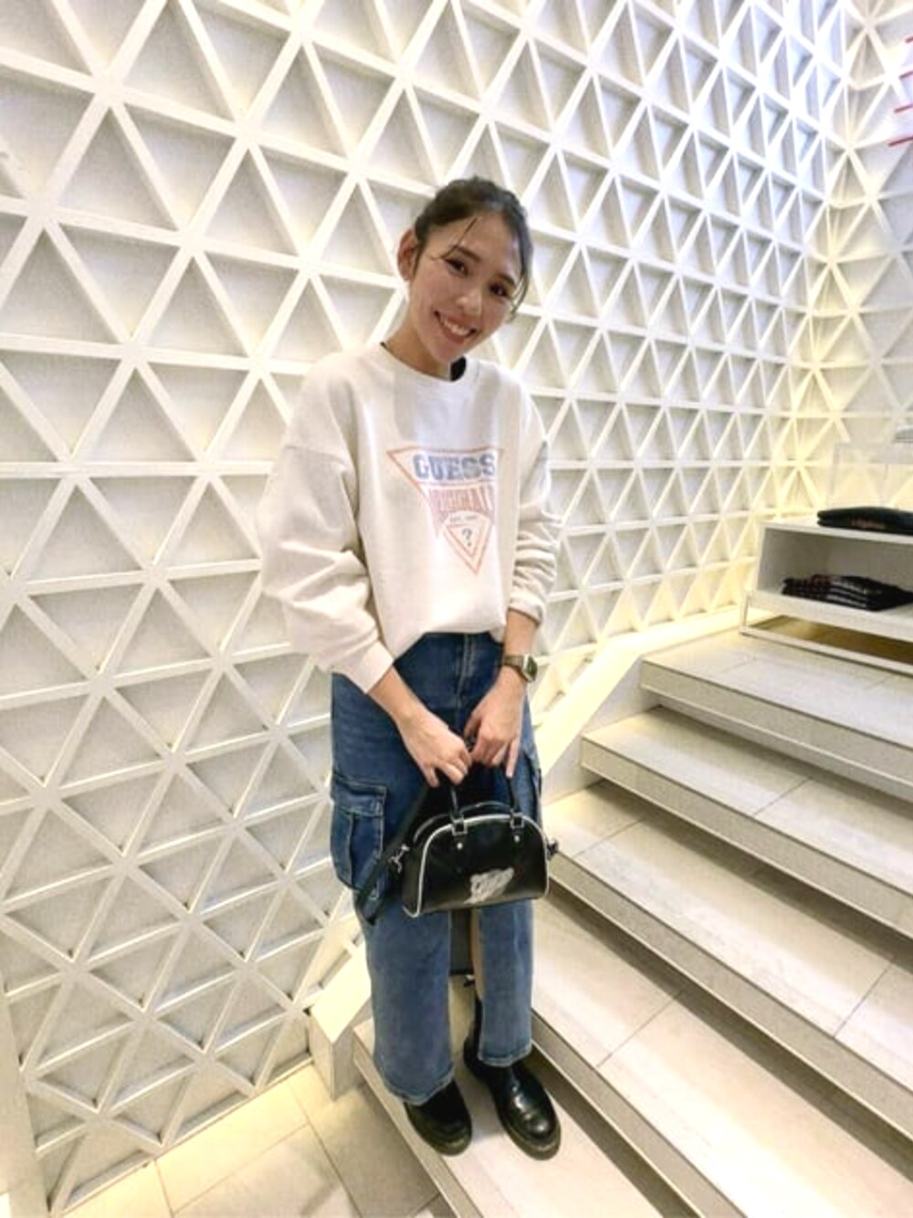 「guess、デニムスカート、春コーデ、ショルダーバッグ」｜「GuessのGUESS Originals Vintage Mini Bag（ハンドバッグ、ブラック系）」を使った、GUESS JAPANさん（レディース・169cm）の春コーディネートの1枚目の写真