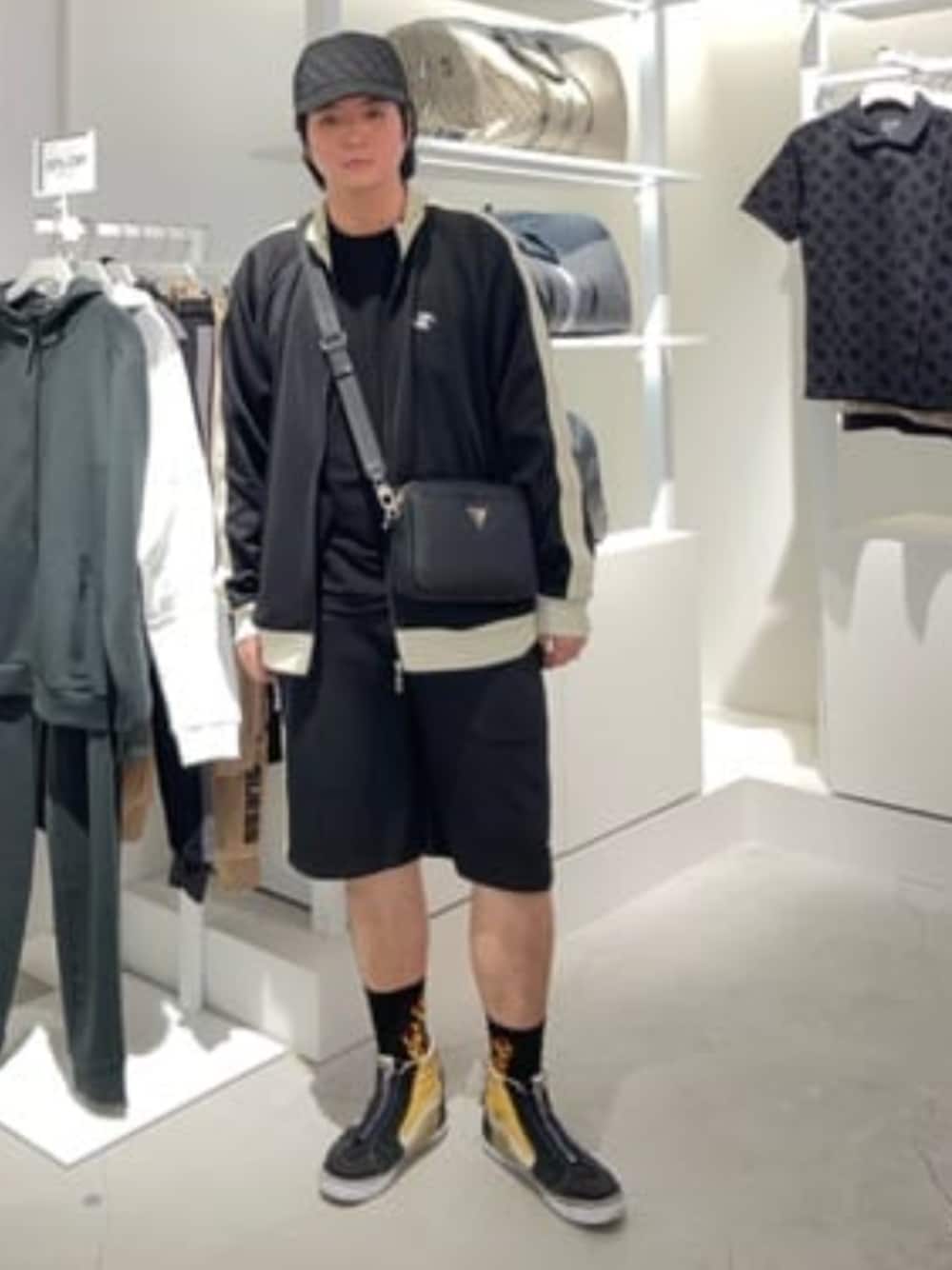 「guess、GUESS、モノトーン、モノトーンコーデ、ハーフパンツ、カメラバッグ、春コーデ、春、カジュアル、カジュアルコーデ」｜「GuessのMERIDIAN Camera Bag ショルダーバッグ レディース（ショルダーバッグ、ブラック系）」を使った、GUESS JAPANさん（メンズ・178cm）の春コーディネートの1枚目の写真