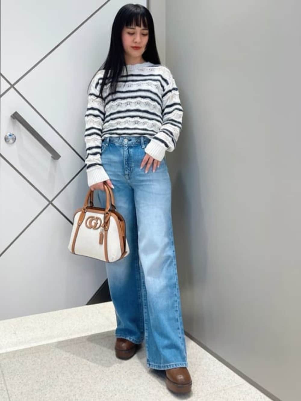 「guess、GUESS、ワイドパンツ、ワイドデニム、デニム、デニムパンツ、デニムコーデ、春コーデ、春、カジュアル、カジュアルコーデ、大人カジュアル」｜「GuessのSEBINA Satchel ショルダーバッグ（ショルダーバッグ、ベージュ系）」を使った、GUESS JAPANさん（レディース・159cm）の春コーディネートの1枚目の写真