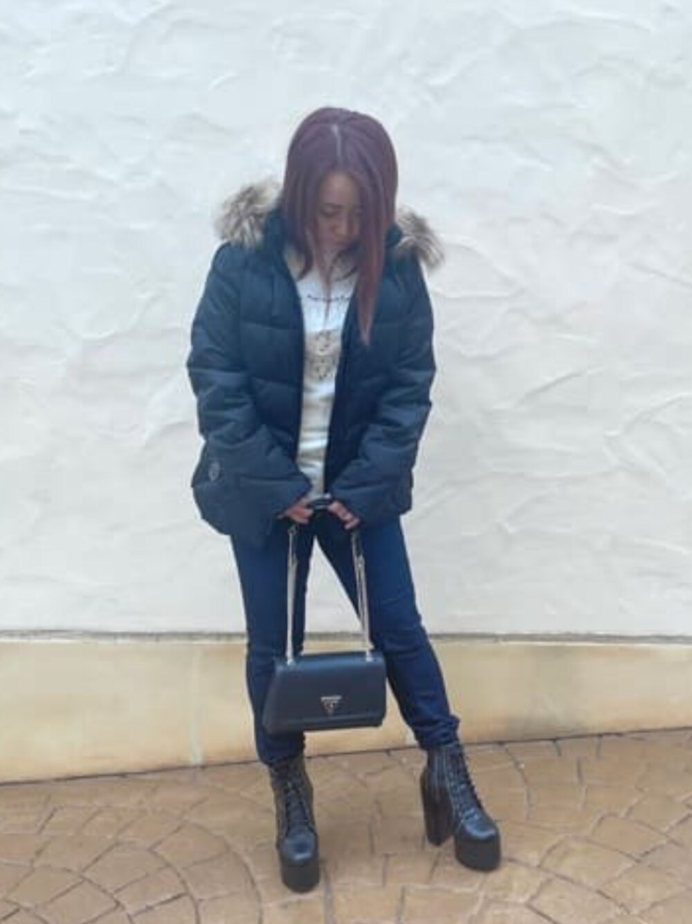 「guess、GUESS、冬コーデ、ダウンジャケット」｜「GuessのPIPER Triangle Logo Tn Ls Sweater セーター レディース（ニット/セーター、ベージュ系）」を使った、GUESS JAPANさん（レディース・152cm）の冬コーディネートの1枚目の写真