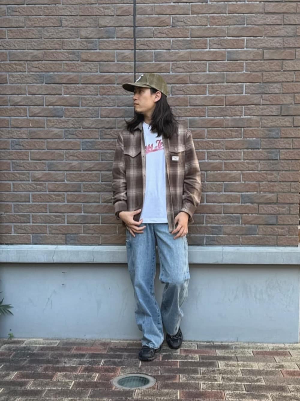 ホワイト系のTシャツ/カットソー、ブラウン系のシャツ/ブラウスを着用したメンズの秋コーディネートの1枚目の写真