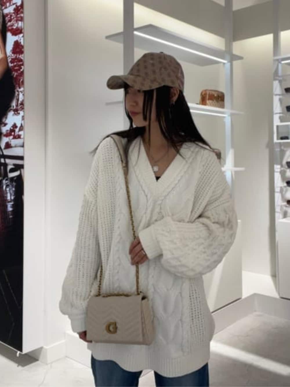 「大人カジュアル、冬コーデ、ニット、guess」｜「GuessのLOVIDE Mini Convertible Crossbody Flap（ショルダーバッグ、ホワイト系）」を使った、GUESS JAPANさん（レディース・162cm）の秋コーディネートの1枚目の写真