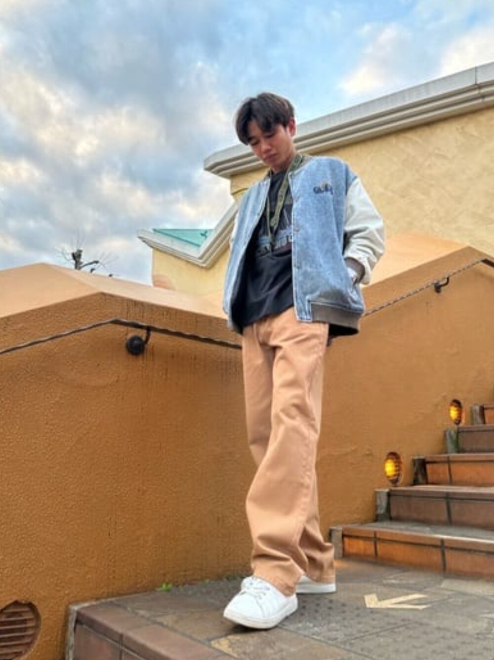 「カジュアルコーデ、ワイドパンツ、MA-1、デニム、レトロ、オーバーサイズ、春コーデ、春夏コーデ、guess」｜「GuessのGUESS Originals Denim Flight Jacket（ブルゾン、ブルー系）」を使った、GUESS JAPANさん（メンズ・174cm）の春コーディネートの1枚目の写真