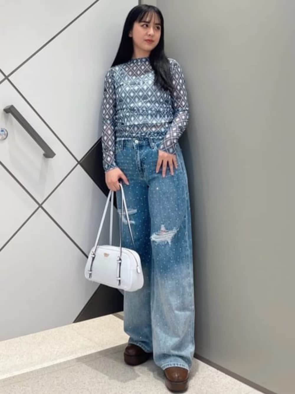 ホワイト系のショルダーバッグ、ブルー系のデニムパンツ、ブルー系のTシャツ/カットソーを着用したレディースの夏コーディネートの1枚目の写真