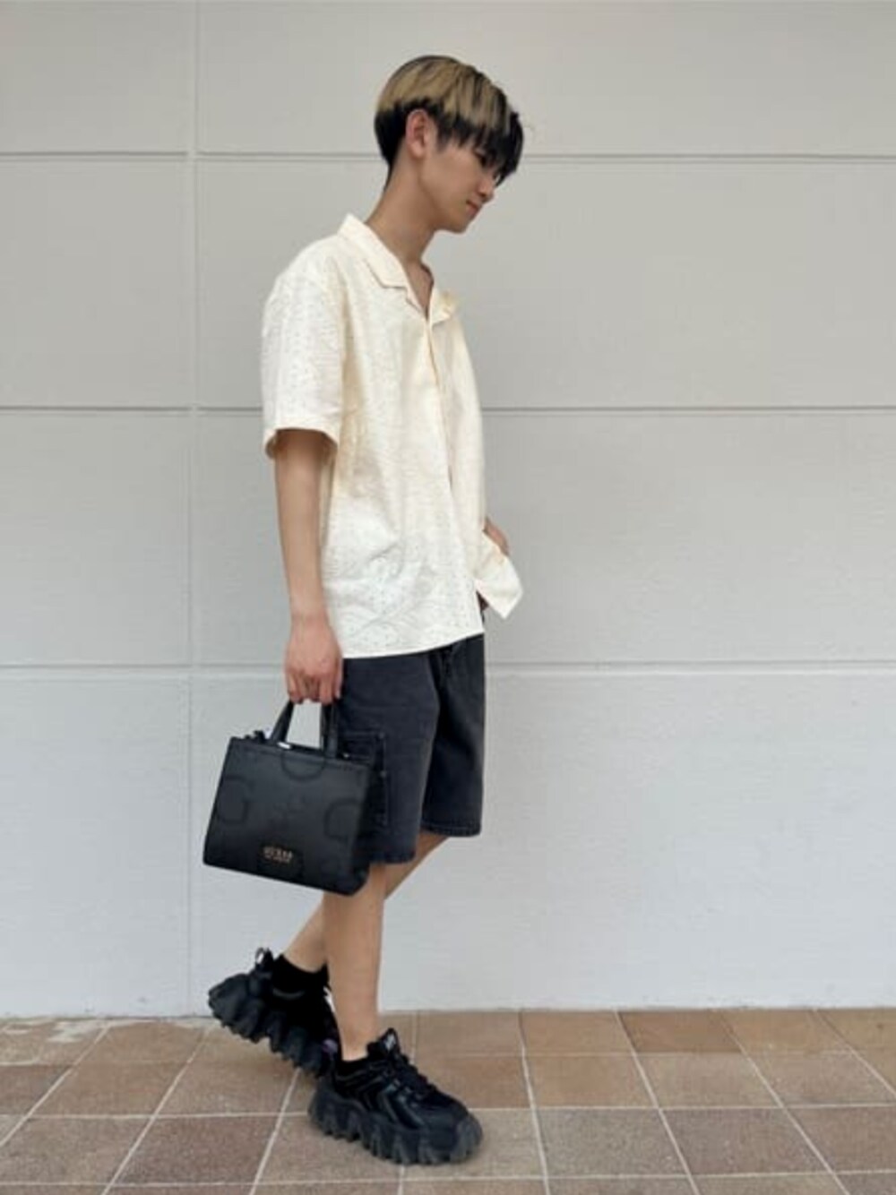 ブラック系のデニムパンツ、グレー系のトートバッグ、ホワイト系のシャツ/ブラウスを着用したメンズの夏コーディネートの1枚目の写真