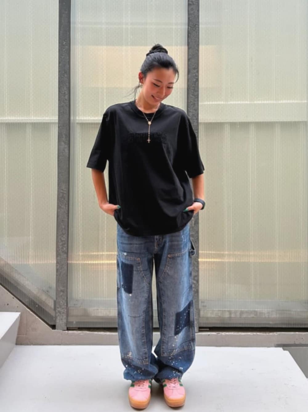 ブルー系のデニムパンツ、ブラック系のTシャツ/カットソーを着用したレディースの秋コーディネートの1枚目の写真