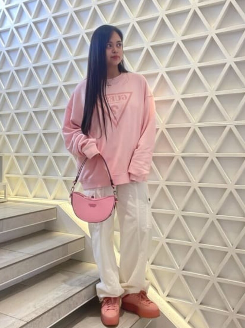 「GUESS、カジュアル、ロゴT、夏コーデ、メンズライク、ゆるコーデ」｜「GuessのGUESS Originals Vintage Triangle Crewneck（スウェット、ピンク系）」を使った、GUESS JAPANさん（レディース・165cm）の夏コーディネートの1枚目の写真