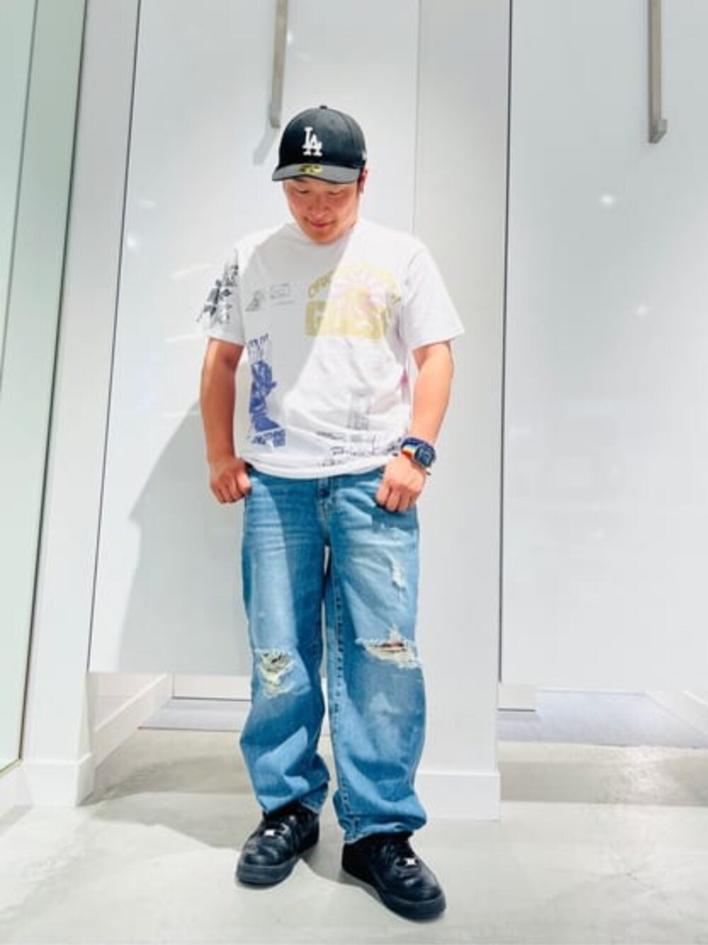 ブルー系のデニムパンツ、その他のTシャツ/カットソーを着用したメンズの春コーディネートの1枚目の写真