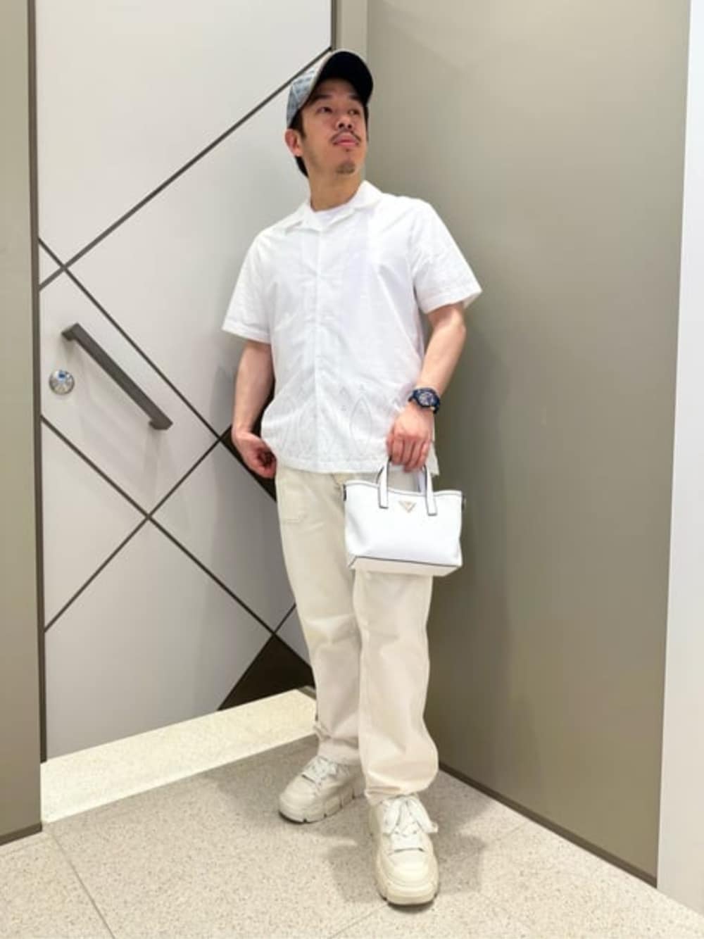 「GUESS、カジュアル、メンズファッション、夏コーデ、シャツ好き集まれ、シンプル、ワントーンコーデ、ホワイト」｜「GuessのLATONA Mini Tote（トートバッグ、ホワイト系）」を使った、GUESS JAPANさん（メンズ・167cm）の春コーディネートの1枚目の写真