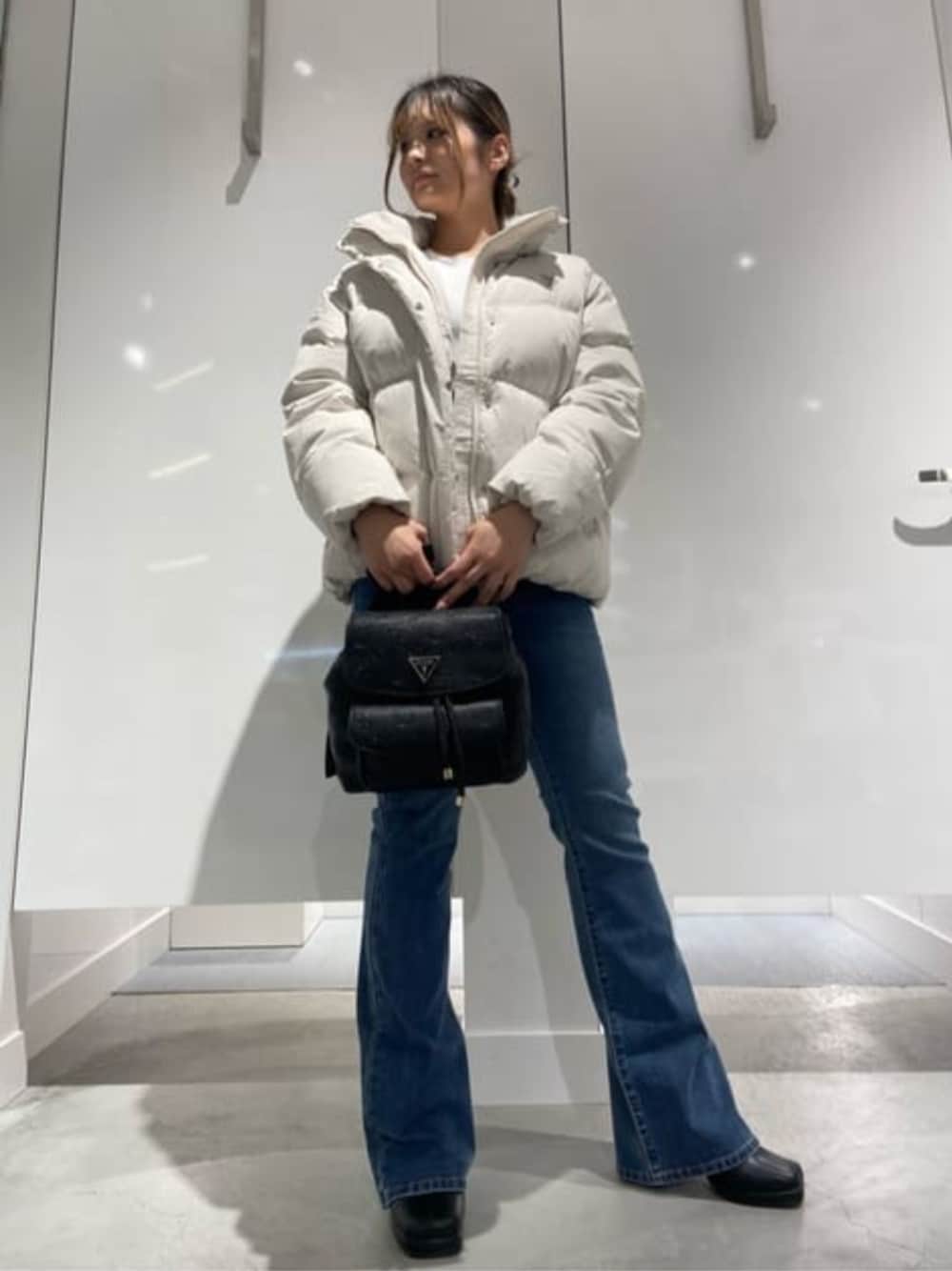 「guess、GUESS、ダウンジャケット、デニム、冬コーデ、カジュアル、カジュアルコーデ」｜「GuessのM-Tone Flare Brush Cut Denim Pants（デニムパンツ、ブルー系）」を使った、GUESS JAPANさん（レディース・158cm）の冬コーディネートの1枚目の写真