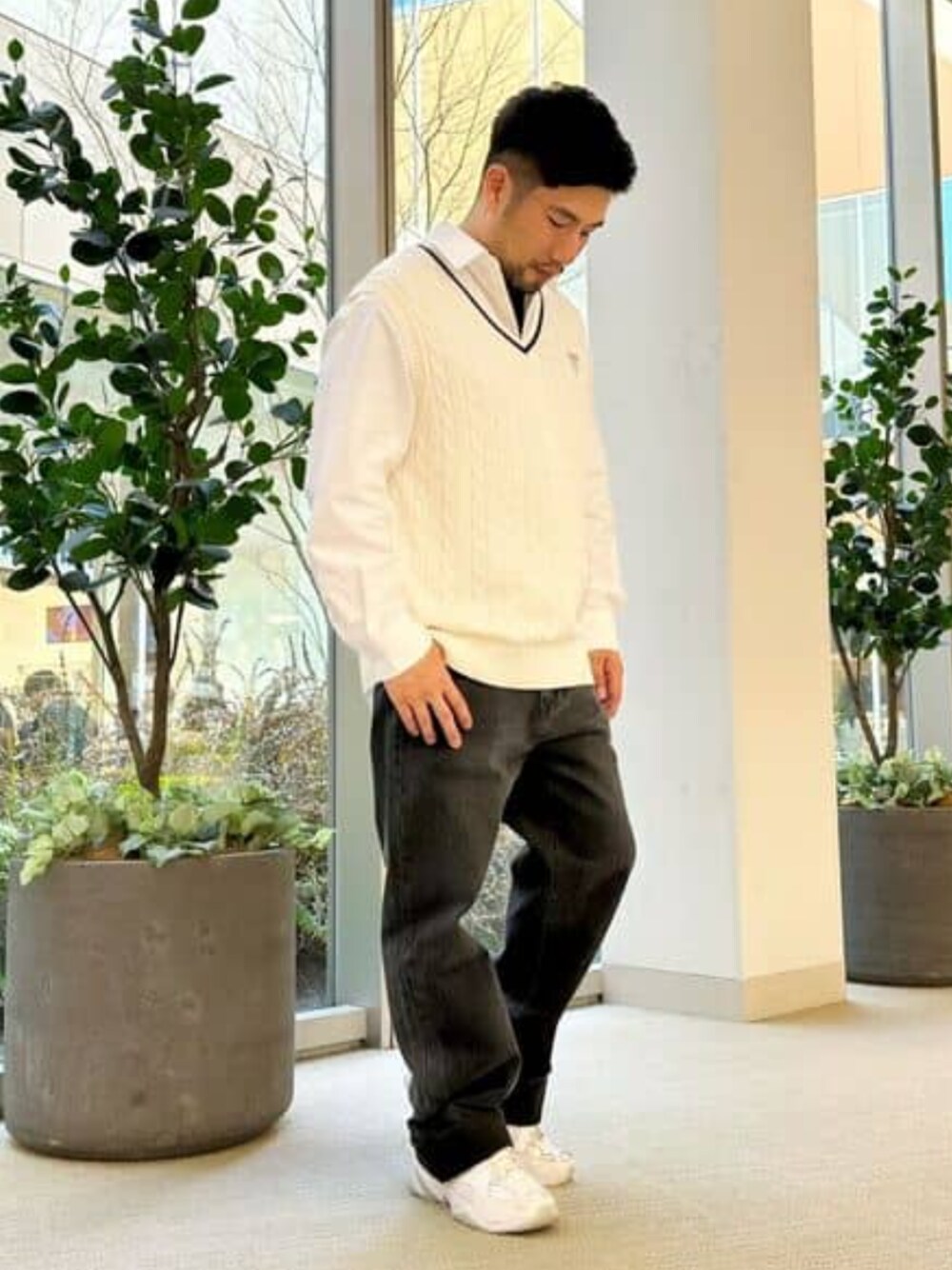 「春コーデ、ワイドデニム、ベスト×シャツ、レイヤードスタイル、guess」｜「GuessのWoven Shirt（シャツ/ブラウス、ホワイト系）」を使った、GUESS JAPANさん（メンズ・170cm）の春コーディネートの1枚目の写真