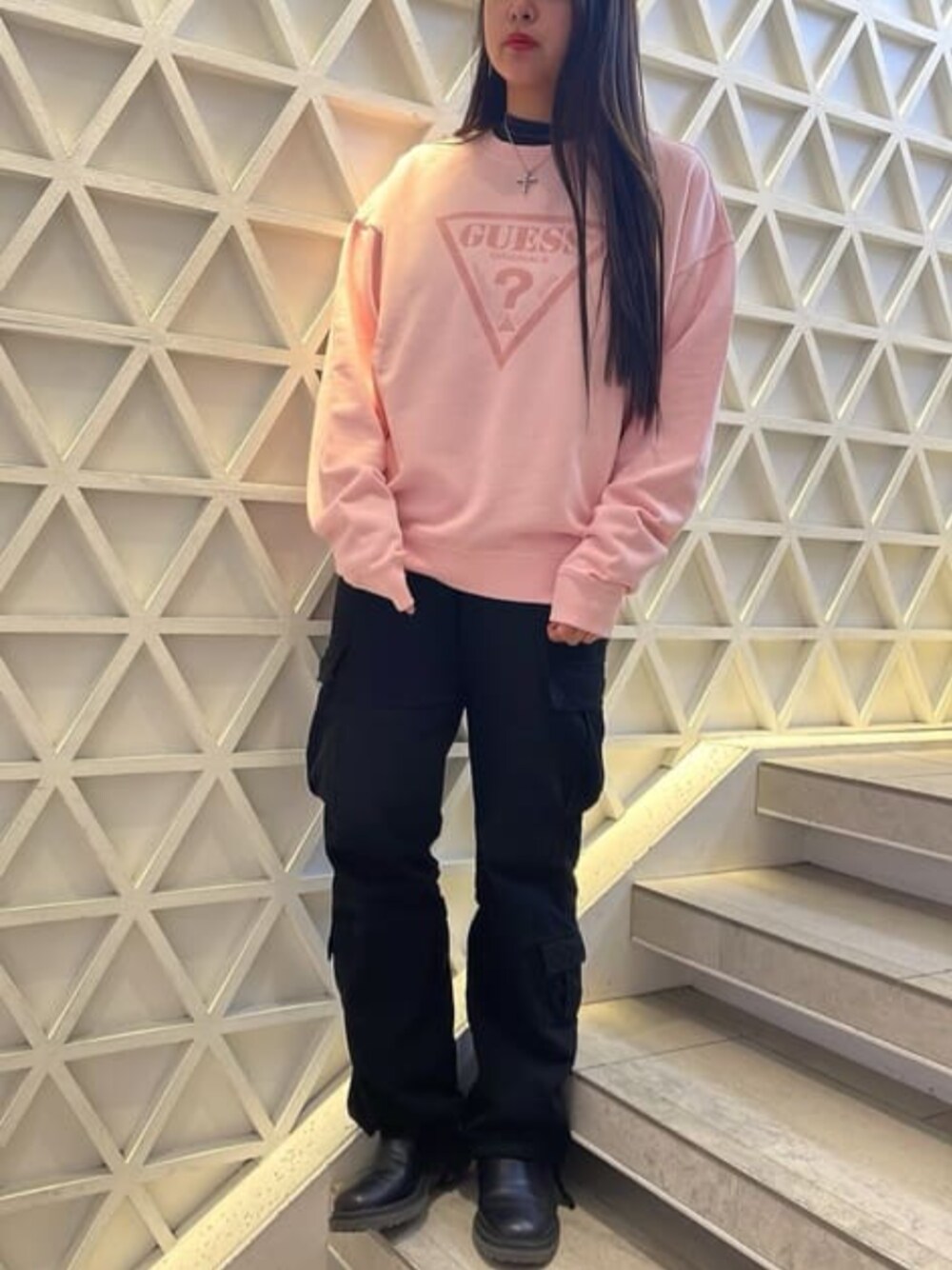 「guess、ピンクコーデ、ペアルック」｜「GuessのGUESS Originals Cargo Pants（カーゴパンツ、ブラック系）」を使った、GUESS JAPANさん（レディース・165cm）の春コーディネートの1枚目の写真