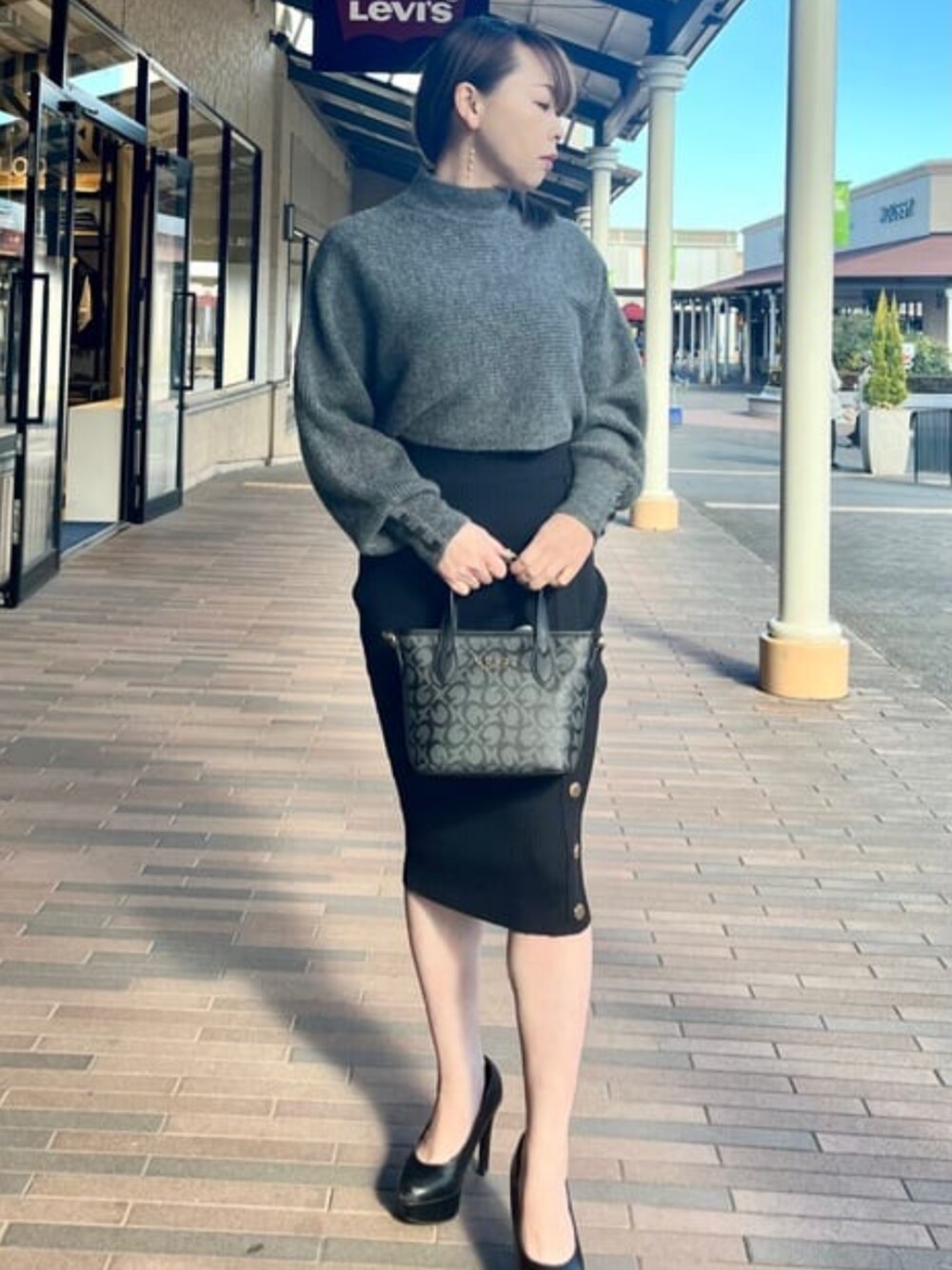 「guess、GUESS、ニット、ニットコーデ、ショート丈、ショート丈トップス、ミニトート、ミニトートバッグ、冬コーデ、冬、カジュアル、カジュアルコーデ」｜「GuessのASHBURN Mini Tote（ショルダーバッグ、グレー系）」を使った、GUESS JAPANさん（レディース・151cm）の冬コーディネートの1枚目の写真