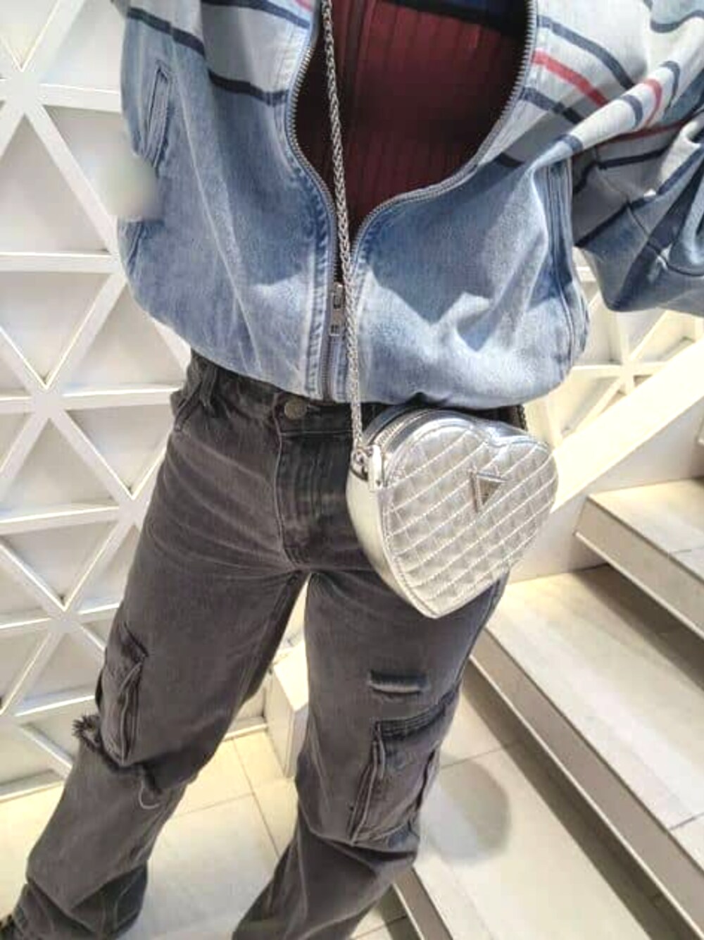 「GUESS、春コーデ、カジュアル」｜「GuessのGUESS Originals Kit Cargo Distressed Jeans（デニムパンツ、ブラック系）」を使った、GUESS JAPANさん（レディース・160cm）の春コーディネートの1枚目の写真