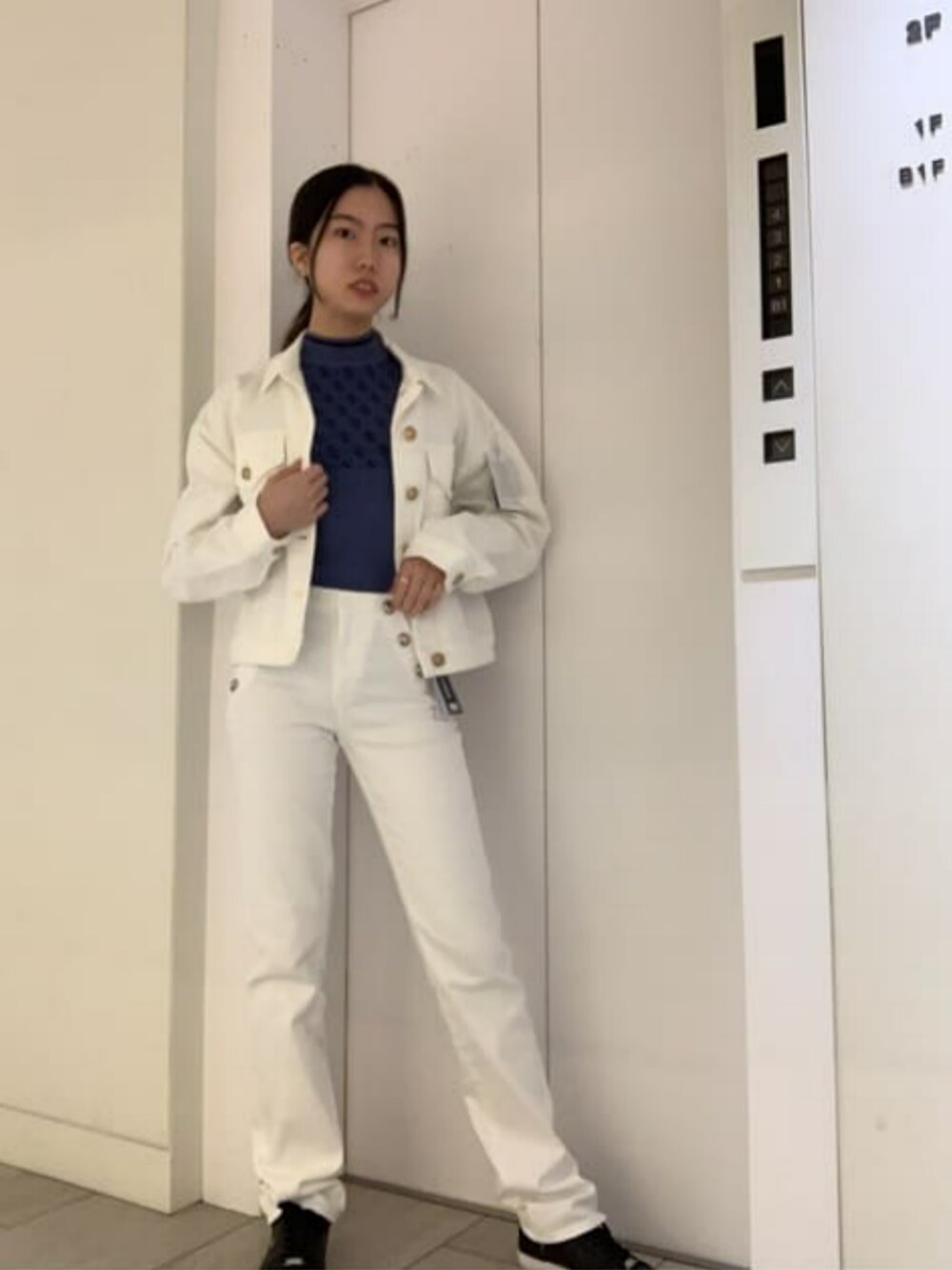 「クアトロG、デニムジャケット、シンプルコーデ、ノースリーブニット、guess」｜「GuessのLula White Straight Jeans（デニムパンツ、ホワイト系）」を使った、GUESS JAPANさん（レディース・161cm）の夏コーディネートの1枚目の写真
