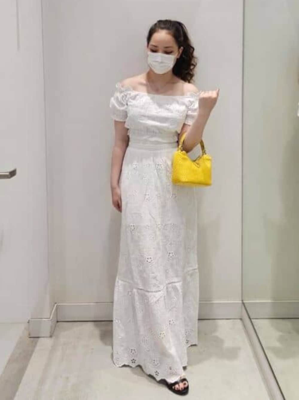 「GUESS、オトナ女子、大人女子、カジュアル、大人カジュアル、きれいめカジュアル、夏コーデ、セットアップ」｜「GuessのOFF Shoulder Frida Top トップス（その他トップス、ホワイト系）」を使った、GUESS JAPANさん（レディース・154cm）の夏コーディネートの1枚目の写真