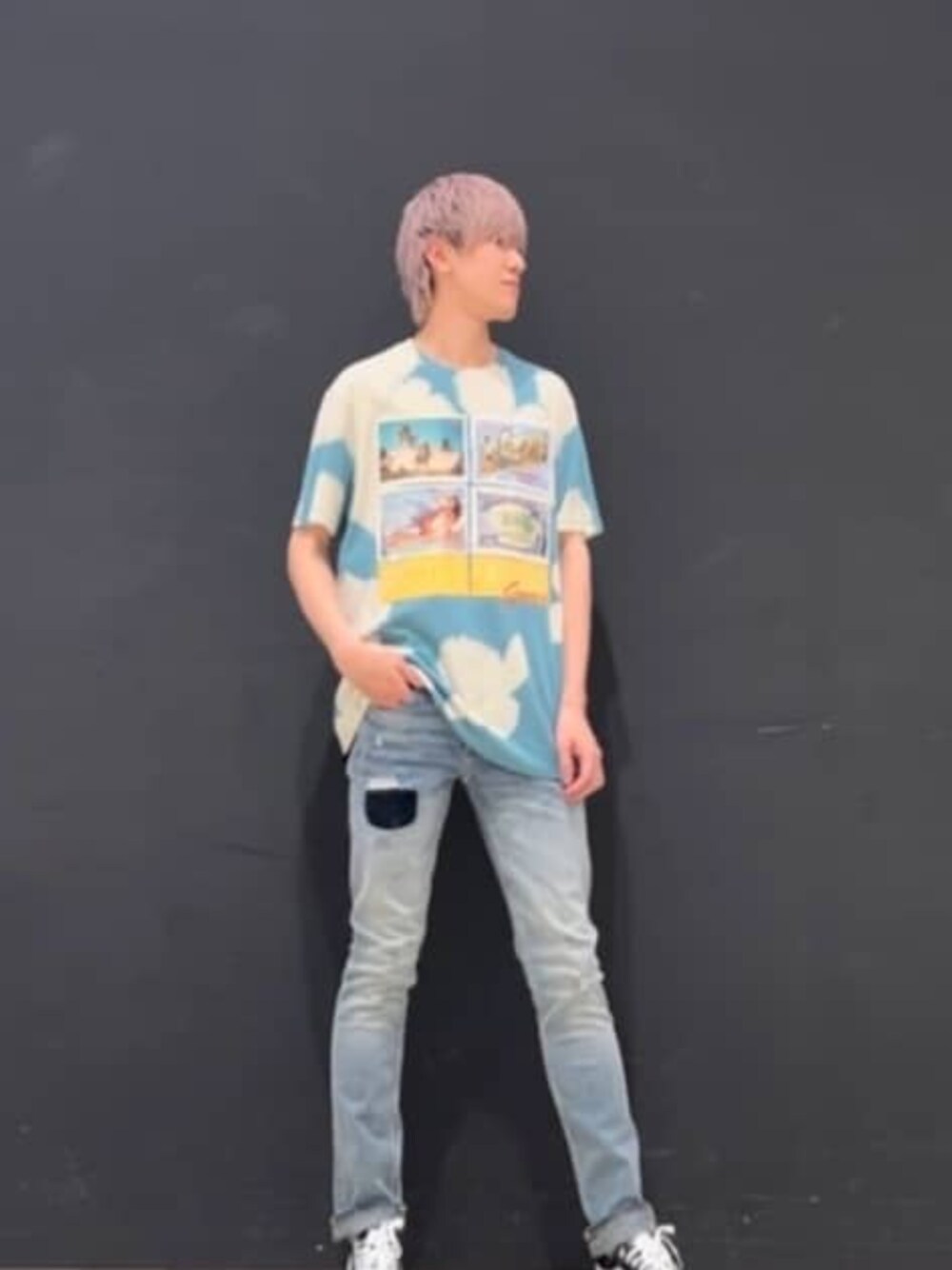 ブルー系のTシャツ/カットソー、ブルー系のデニムパンツを着用したメンズの夏コーディネートの1枚目の写真