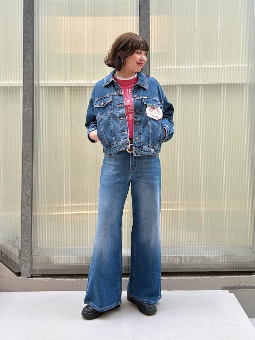 ブルー系のデニムパンツ、ピンク系のTシャツ/カットソー、ブルー系のデニムジャケットを着用したレディースの秋コーディネートの1枚目の写真
