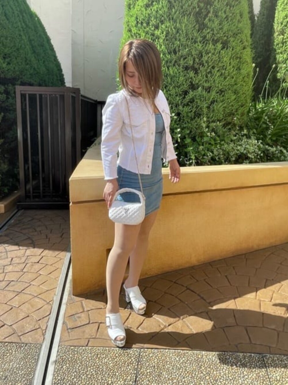 「GUESS、オトナ女子、大人女子、カジュアル、大人カジュアル、きれいめカジュアル、夏コーデ、おでかけコーデ、ワンピースコーデ」｜「GuessのECO Ron Demin Dress（ワンピース、ブルー系）」を使った、GUESS JAPANさん（レディース・152cm）の夏コーディネートの1枚目の写真