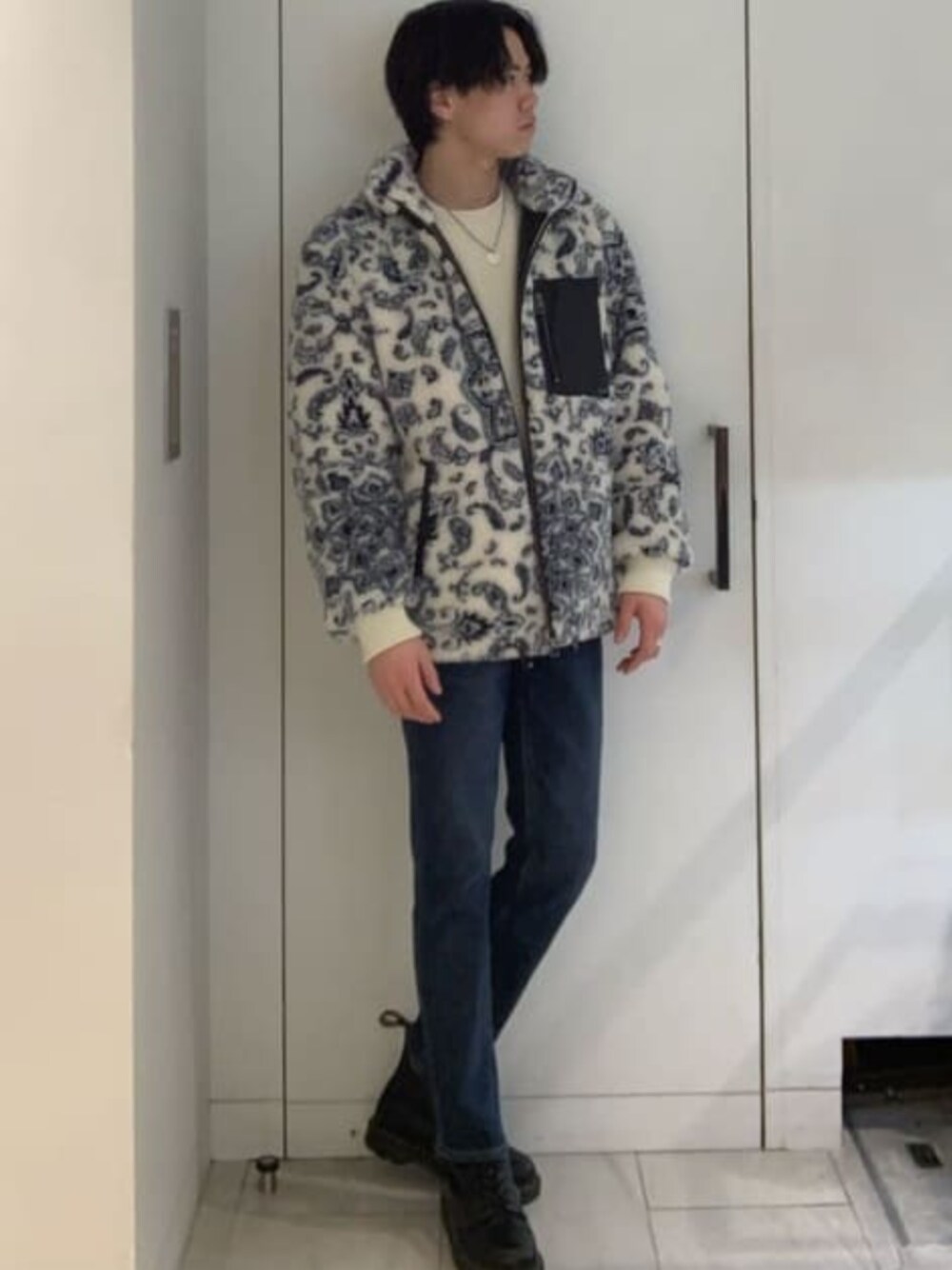 「guess、ボアジャケット、ペイズリー」｜「GuessのD-tone Brushed Crop Straight Jeams（デニムパンツ、ブルー系）」を使った、GUESS JAPANさん（メンズ・178cm）の春コーディネートの1枚目の写真