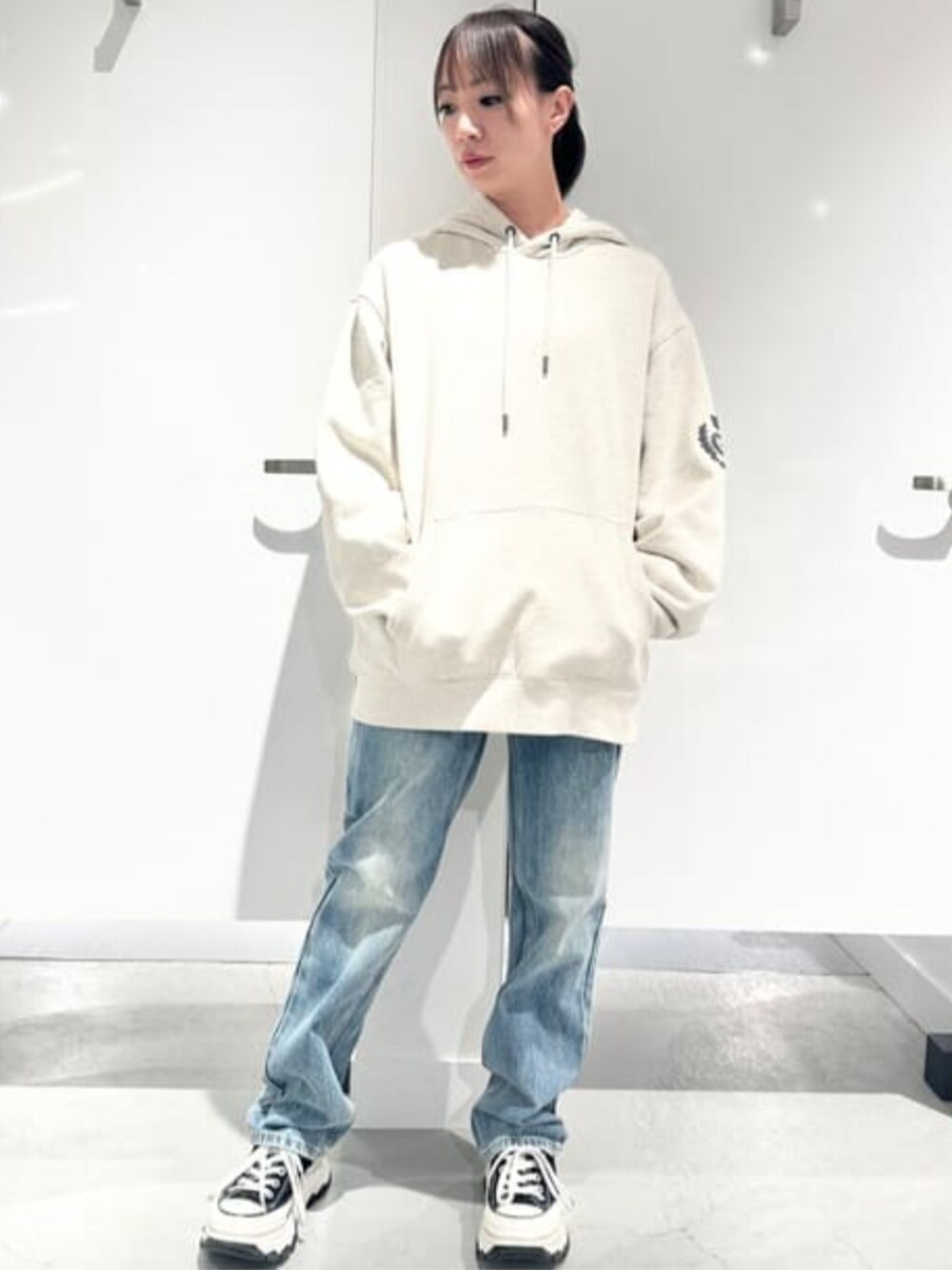 「guess、GUESS、ロゴ、ロゴパーカー、パーカー、パーカーコーデ、オーバーサイズ」｜「GuessのGUESS Originals Kit Carpenter Jeans（デニムパンツ、ブルー系）」を使った、GUESS JAPANさん（レディース・161cm）の冬コーディネートの1枚目の写真