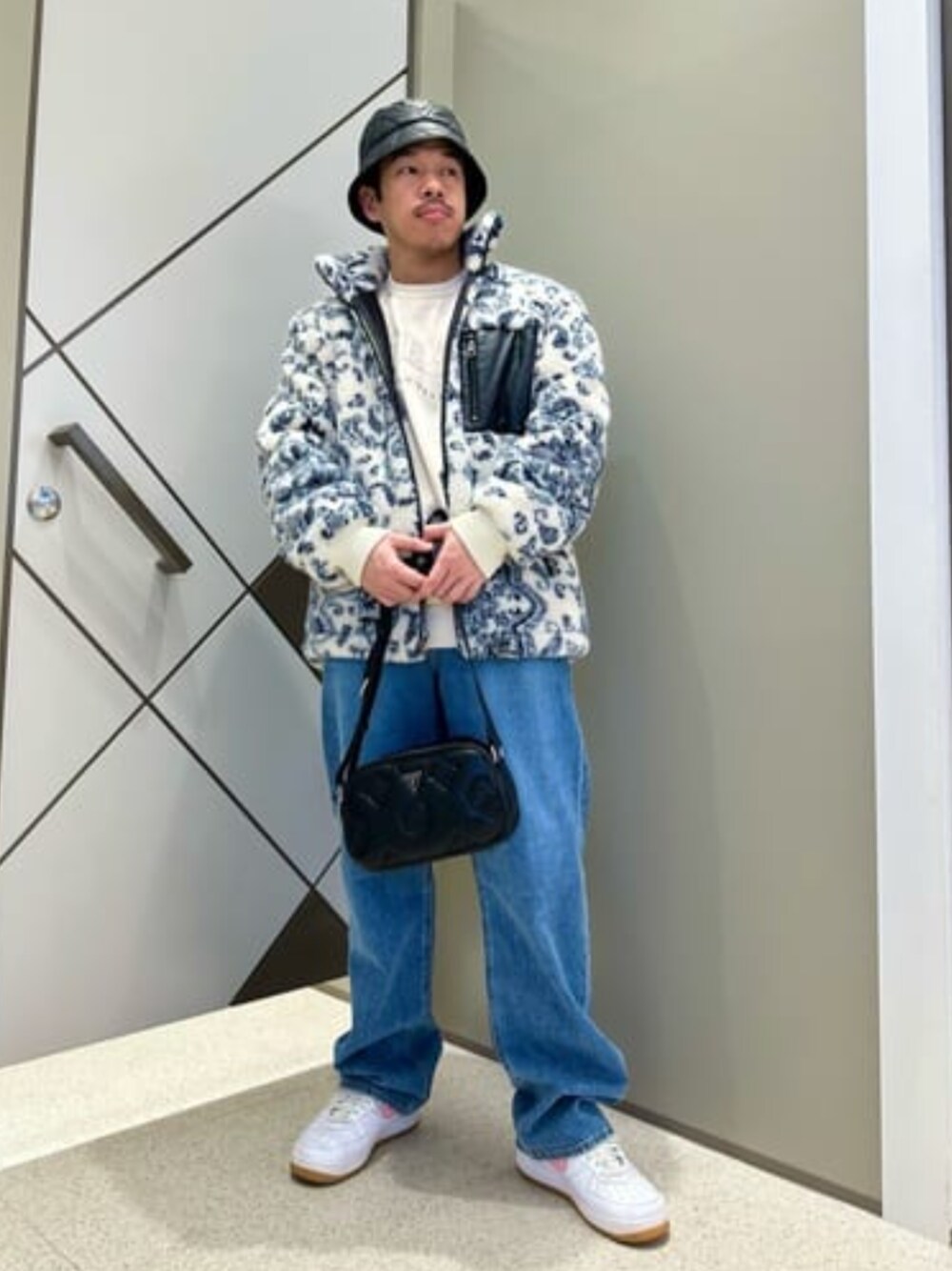 「ボアジャケット、メンズコーデ、冬コーデ、ルーズシルエット、guess」｜「GuessのPadded Rain Hat（ハット、ブラック系）」を使った、GUESS JAPANさん（メンズ・167cm）の秋コーディネートの1枚目の写真