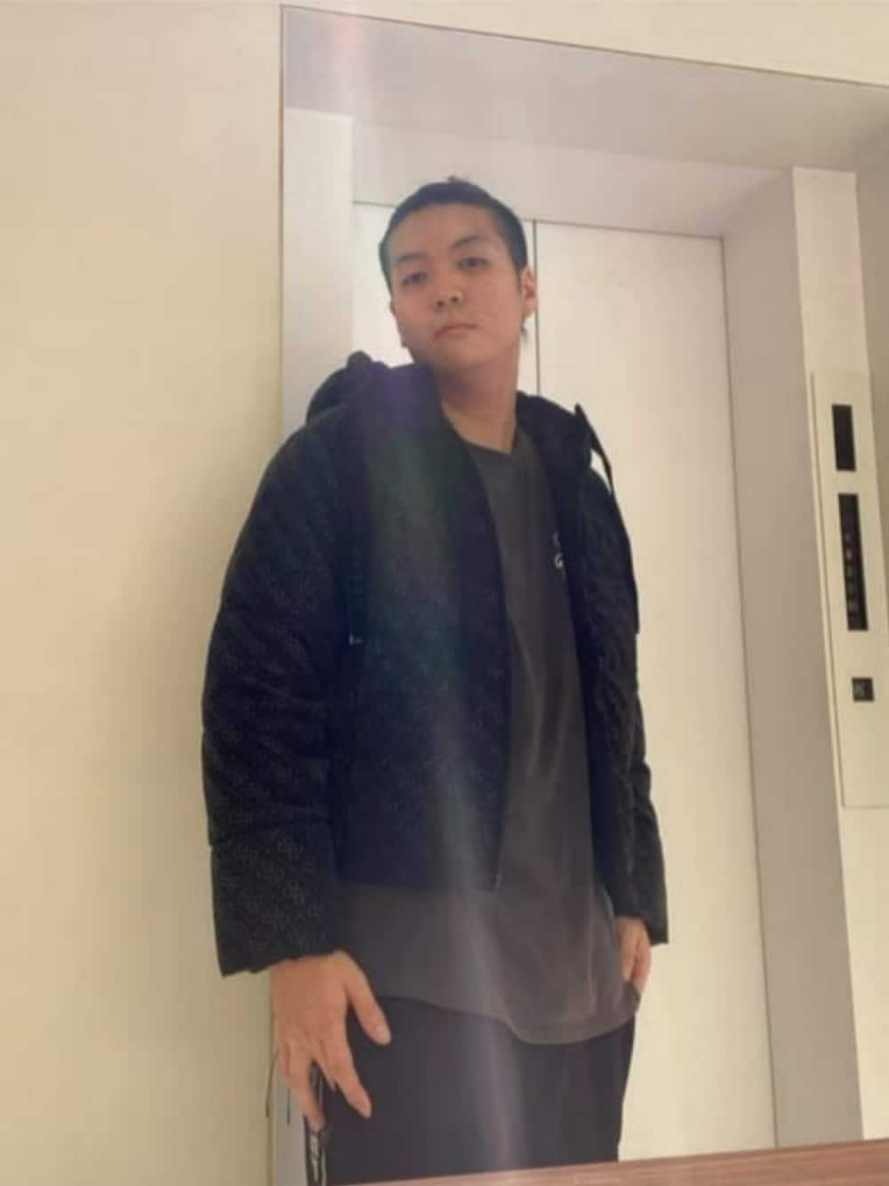 「アスレジャー、メンズコーデ、guess」｜「Guessの4G Logo Hooded Puffa Jacket（その他アウター、ブラック系）」を使った、GUESS JAPANさん（メンズ・178cm）の秋コーディネートの1枚目の写真