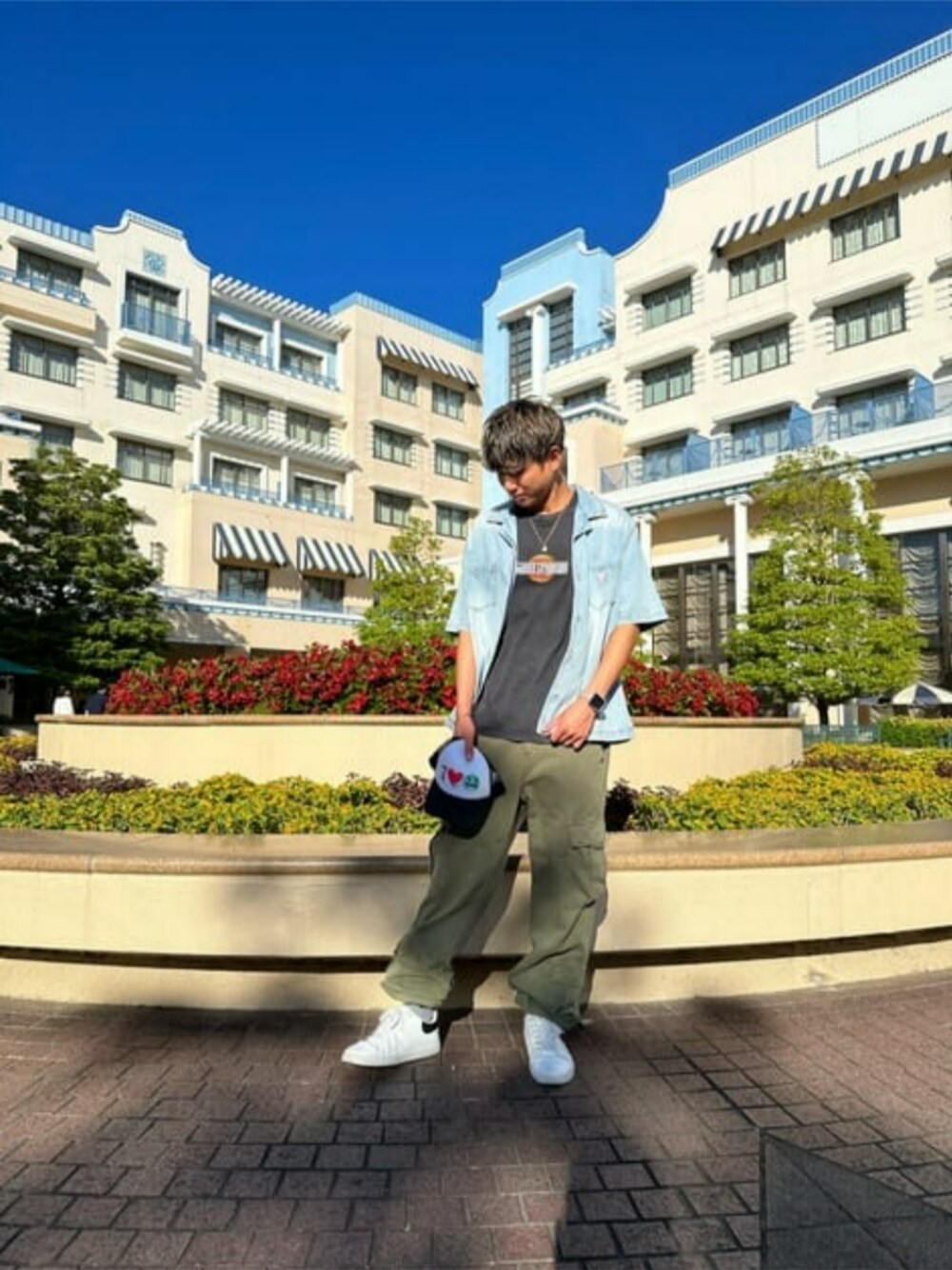 グリーン系のカーゴパンツ、ブルー系のシャツ/ブラウス、ブラック系のTシャツ/カットソーを着用したメンズの夏コーディネートの1枚目の写真