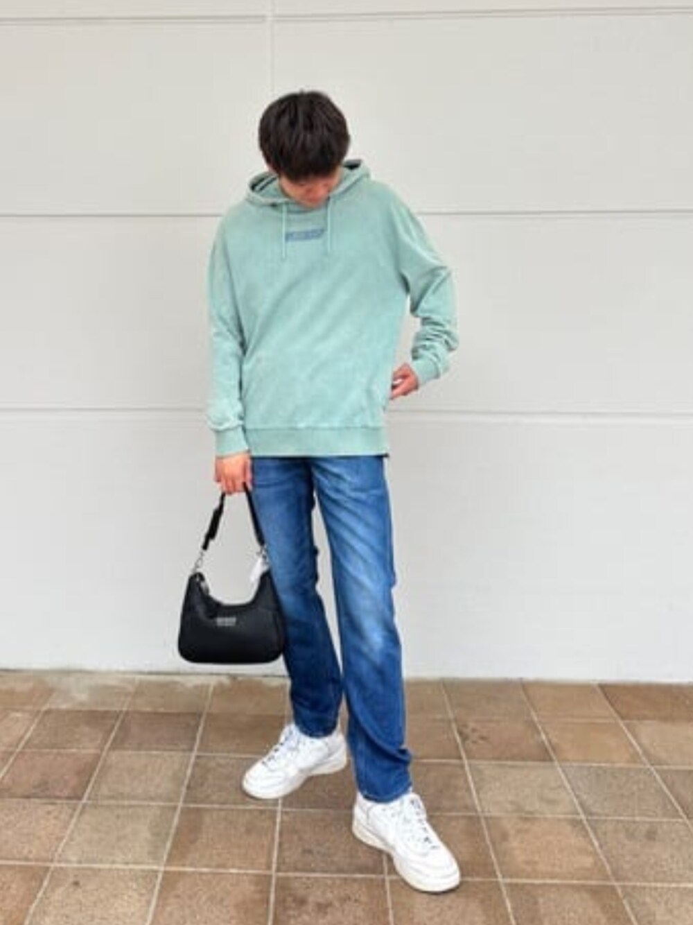 「guess、GUESS、ロゴパーカー、カジュアル、カジュアルコーデ、秋コーデ、秋冬コーデ」｜「GuessのRodeo Regular Fit Denim Pants（デニムパンツ、ブルー系）」を使った、GUESS JAPANさん（メンズ・174cm）の冬コーディネートの1枚目の写真