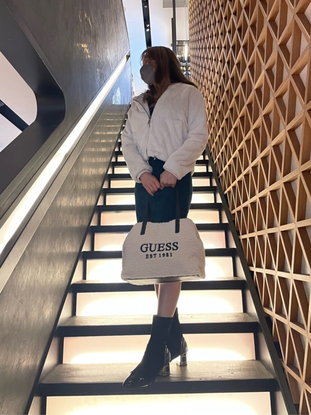 「ファー、ボア、ミニワンピース、ブーツ、冬コーデ、私の推しブランド、guess」｜「GuessのVIKKY Tote（トートバッグ、ベージュ系）」を使った、GUESS JAPANさん（レディース・165cm）の冬コーディネートの1枚目の写真