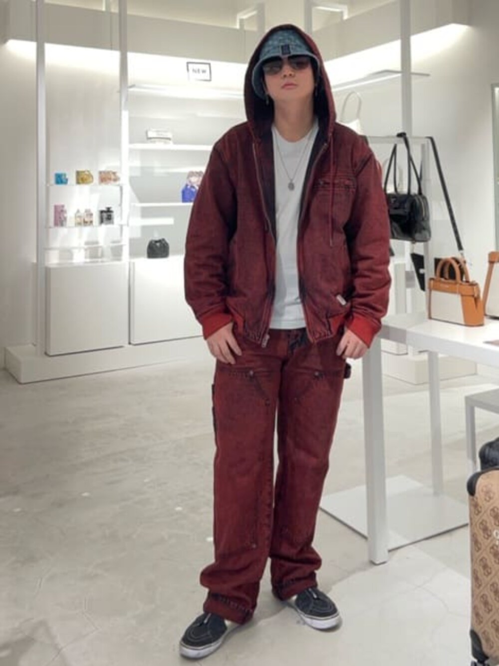 「guess、GUESS、GUESS Originals、セットアップ、セットアップスタイル、セットアップコーデ、デニム、デニムパンツ、デニムジャケット、デニムコーデ、赤、春コーデ、春」｜「GuessのUNI S/Slv Tee Shirt 半袖 Tシャツ（Tシャツ/カットソー、ホワイト系）」を使った、GUESS JAPANさん（メンズ・178cm）の春コーディネートの1枚目の写真