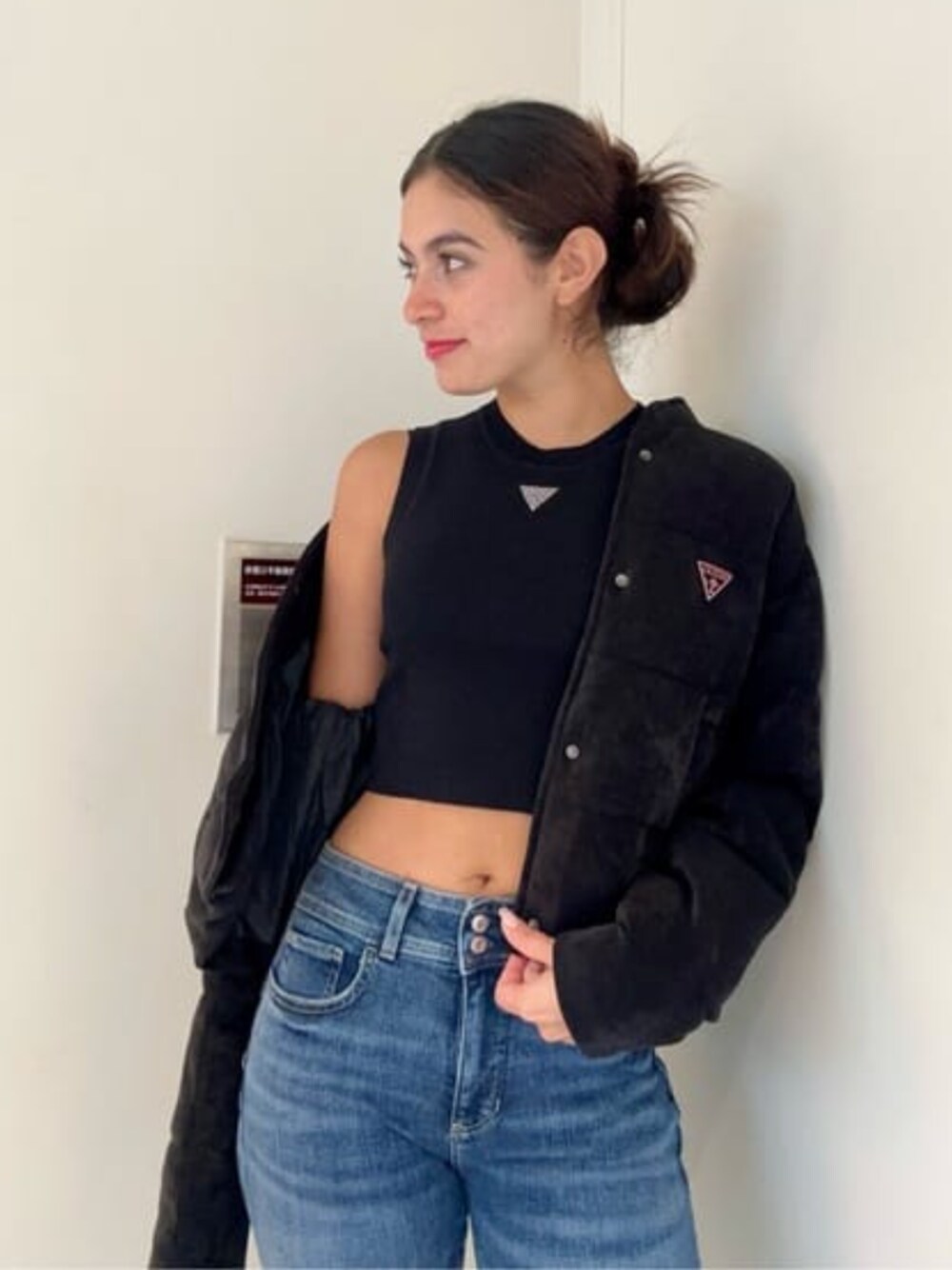 「大人カジュアル、スタイルアップ、冬コーデ、guess」｜「GuessのAlexia Tank Top（その他トップス、ブラック系）」を使った、GUESS JAPANさん（レディース・170cm）の秋コーディネートの1枚目の写真