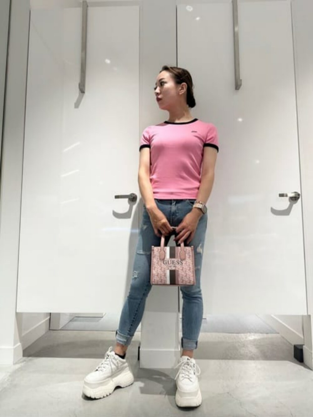 ピンク系のTシャツ/カットソー、ブルー系のデニムパンツ、ピンク系のトートバッグを着用したレディースの夏コーディネートの1枚目の写真