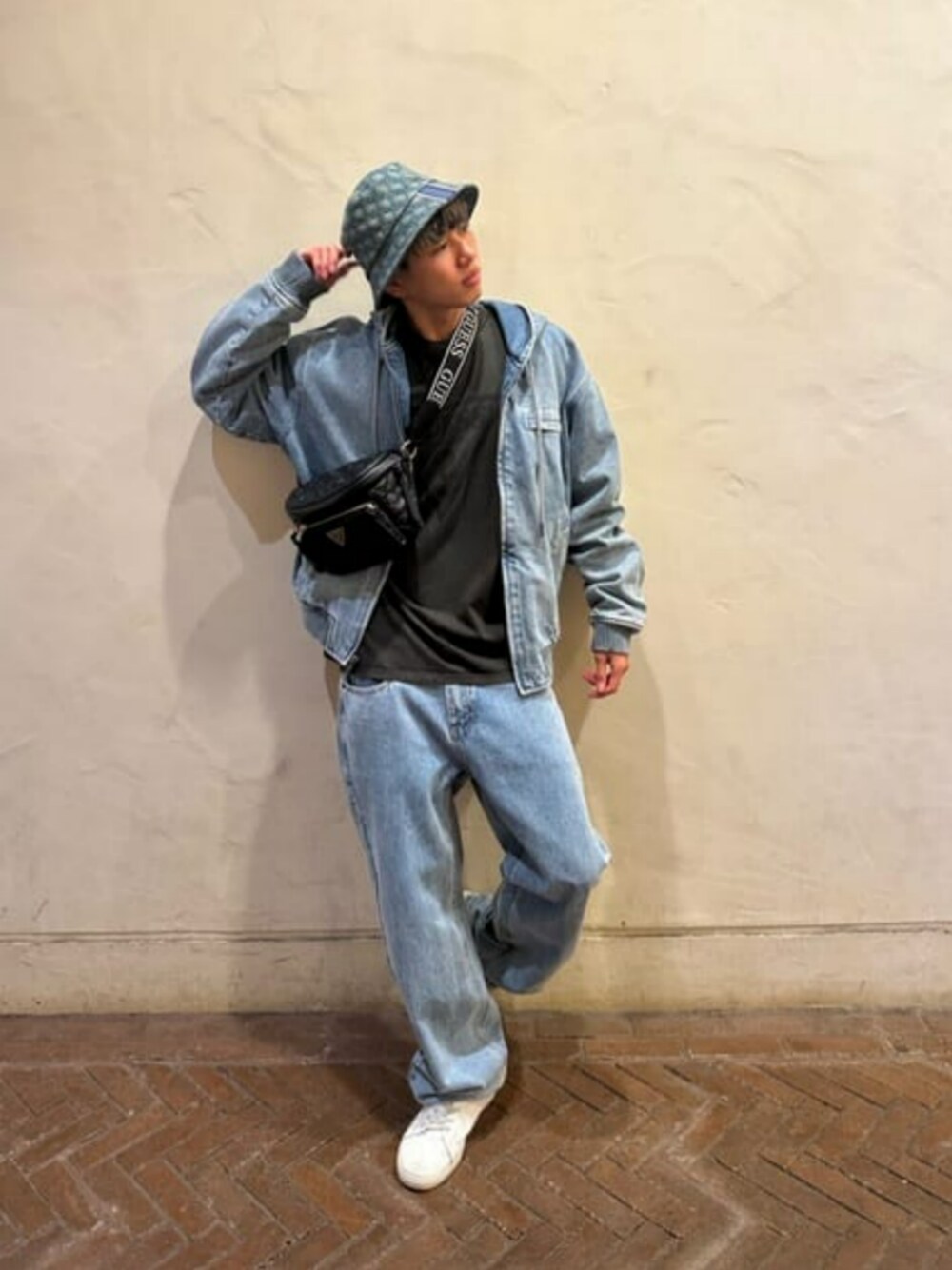 ブラック系のTシャツ/カットソー、ブルー系のパーカー、ブラック系のボディバッグ/ウエストポーチを着用したメンズの秋コーディネートの1枚目の写真