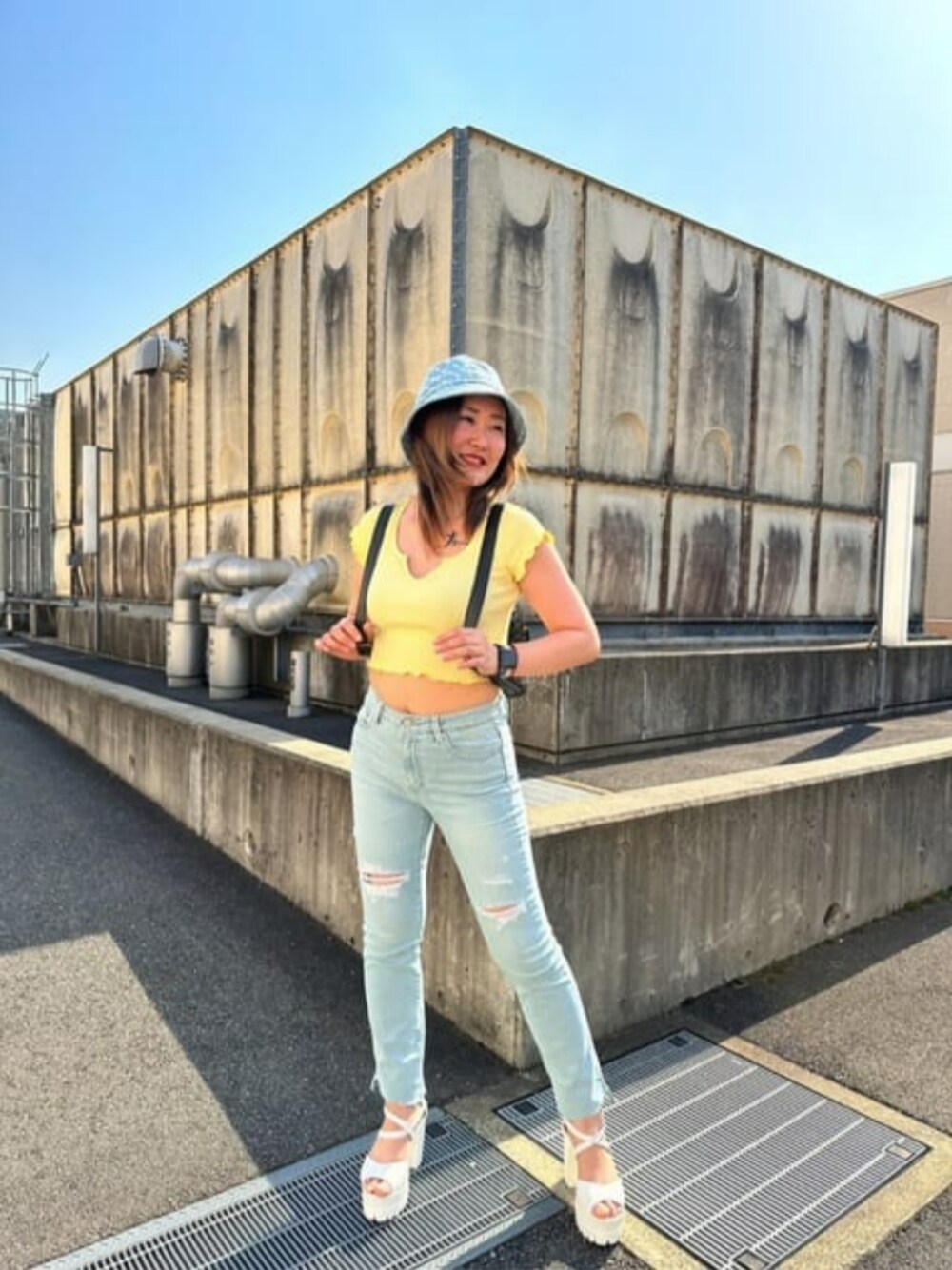 「GUESS Originals、ガーリー、sexy、ふりふり、お気に入りコーデ、カジュアル、おでかけ、guess」｜「GuessのGUESS Originals V-Notched Baby Tee（Tシャツ/カットソー、イエロー系）」を使った、GUESS JAPANさん（レディース・162cm）の春コーディネートの1枚目の写真
