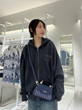 「Guess（ゲス）のアイテム（パーカー）」を使った、GUESS JAPANさん（レディース・162cm）の春コーディネート