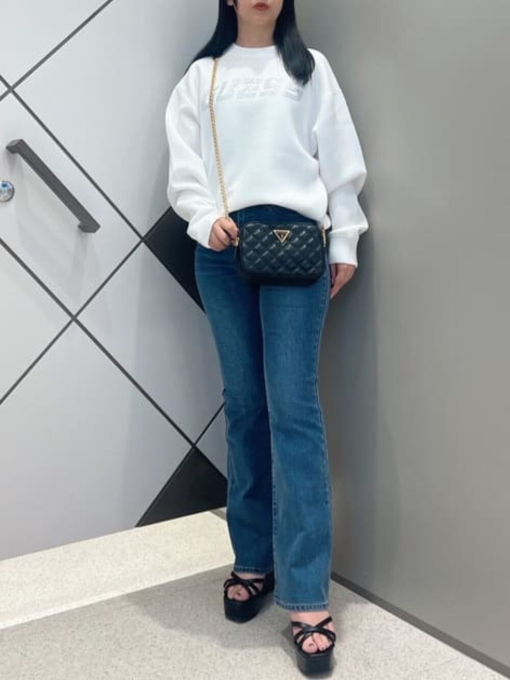 「guess、GUESS、ロゴスウェット、ボンディング、カメラバッグ、キルティングバッグ、キルティング」｜「GuessのM-Tone Flare Brush Cut Denim Pants（デニムパンツ、ブルー系）」を使った、GUESS JAPANさん（レディース・159cm）の秋コーディネートの1枚目の写真