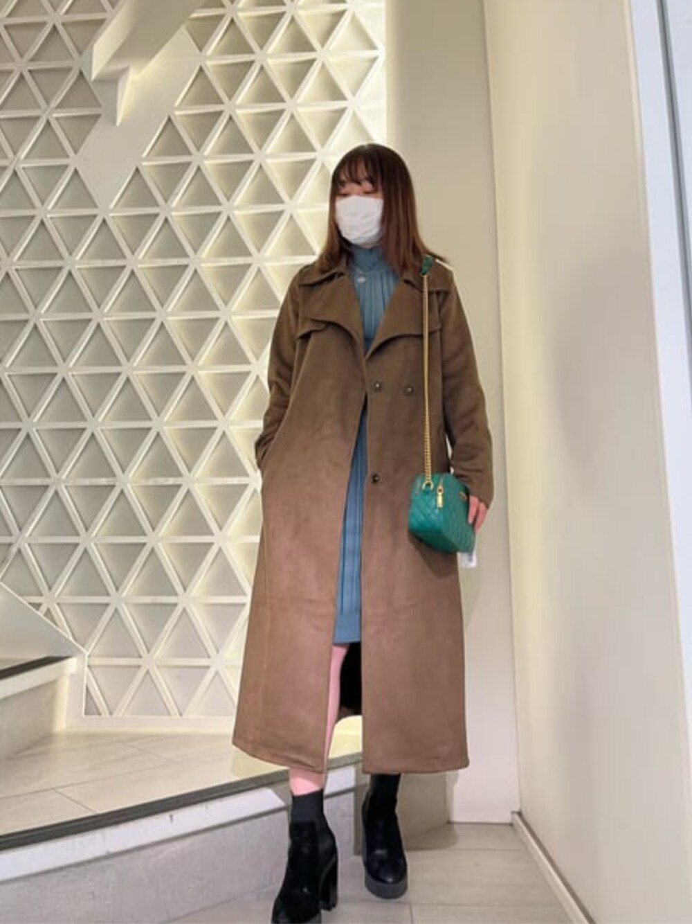 「トレンチコート、スエード、ニットワンピース、秋冬コーデ、ミニバッグ、guess」｜「GuessのMAILA Camera Bag（ショルダーバッグ、グリーン系）」を使った、GUESS JAPANさん（レディース・162cm）の秋コーディネートの1枚目の写真