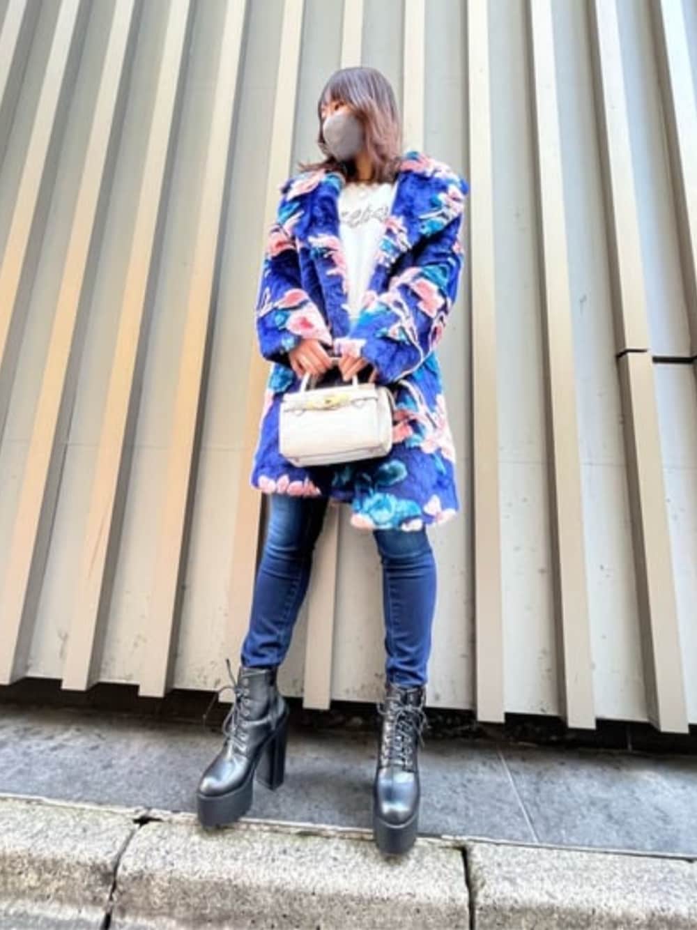 「ファーコート、花柄、スキニーデニム、冬コーデ、ブーツ、私の推しブランド、guess」｜「GuessのManila Sweatshirt（スウェット、ベージュ系）」を使った、GUESS JAPANさん（レディース・162cm）の冬コーディネートの1枚目の写真