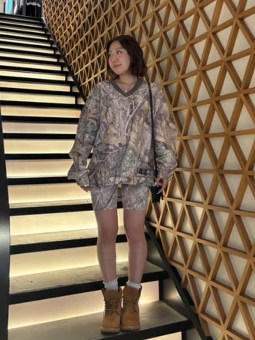 「guess、GUESS、GUESS Originals、realtree、コラボ商品、オーバーサイズ」｜「GuessのNOELLE Crossbody Flap Organizer（ショルダーバッグ、ブラック系）」を使った、GUESS JAPANさん（レディース・155cm）の秋コーディネートの1枚目の写真