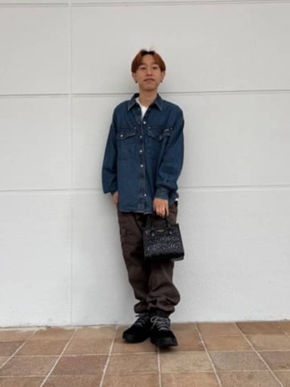 「guess、GUESS、デニム、デニムシャツ、ハンドバッグ、大人カジュアル」｜「GuessのSILVANA 2 Compartmnt Mini Tote（トートバッグ、ブラック系）」を使った、GUESS JAPANさん（メンズ・158cm）の冬コーディネートの1枚目の写真