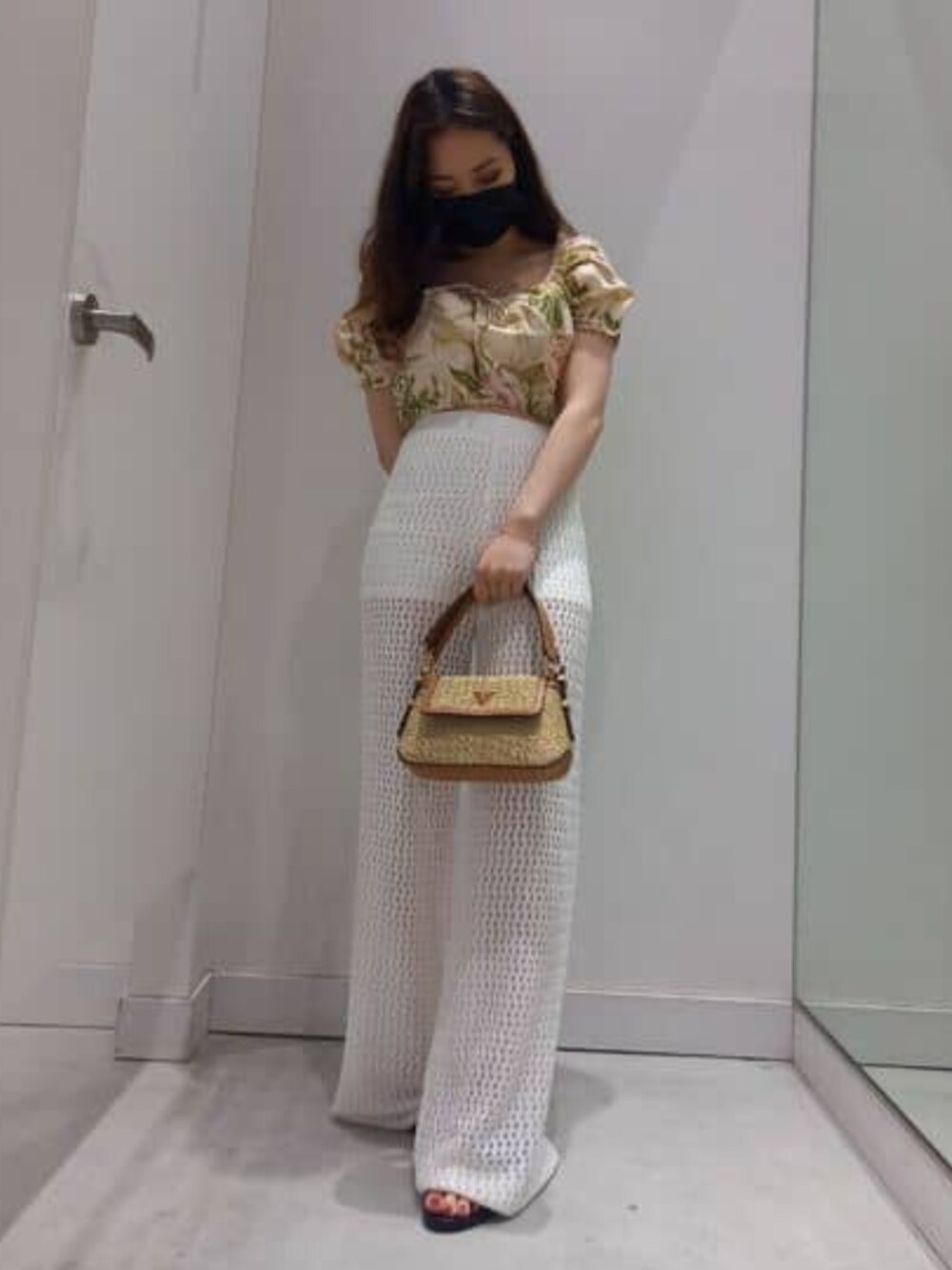 イエロー系のショルダーバッグ、グリーン系のその他トップス、ホワイト系のその他パンツを着用したレディースの春コーディネートの1枚目の写真