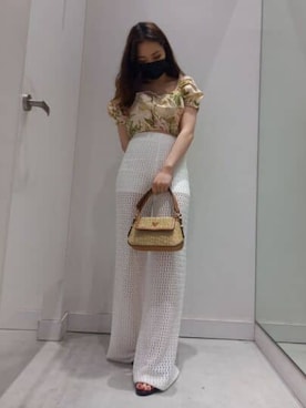「ショート丈トップス」｜「アイテム（その他トップス）」を使った、GUESS JAPANさん（レディース・154cm）の春コーディネート