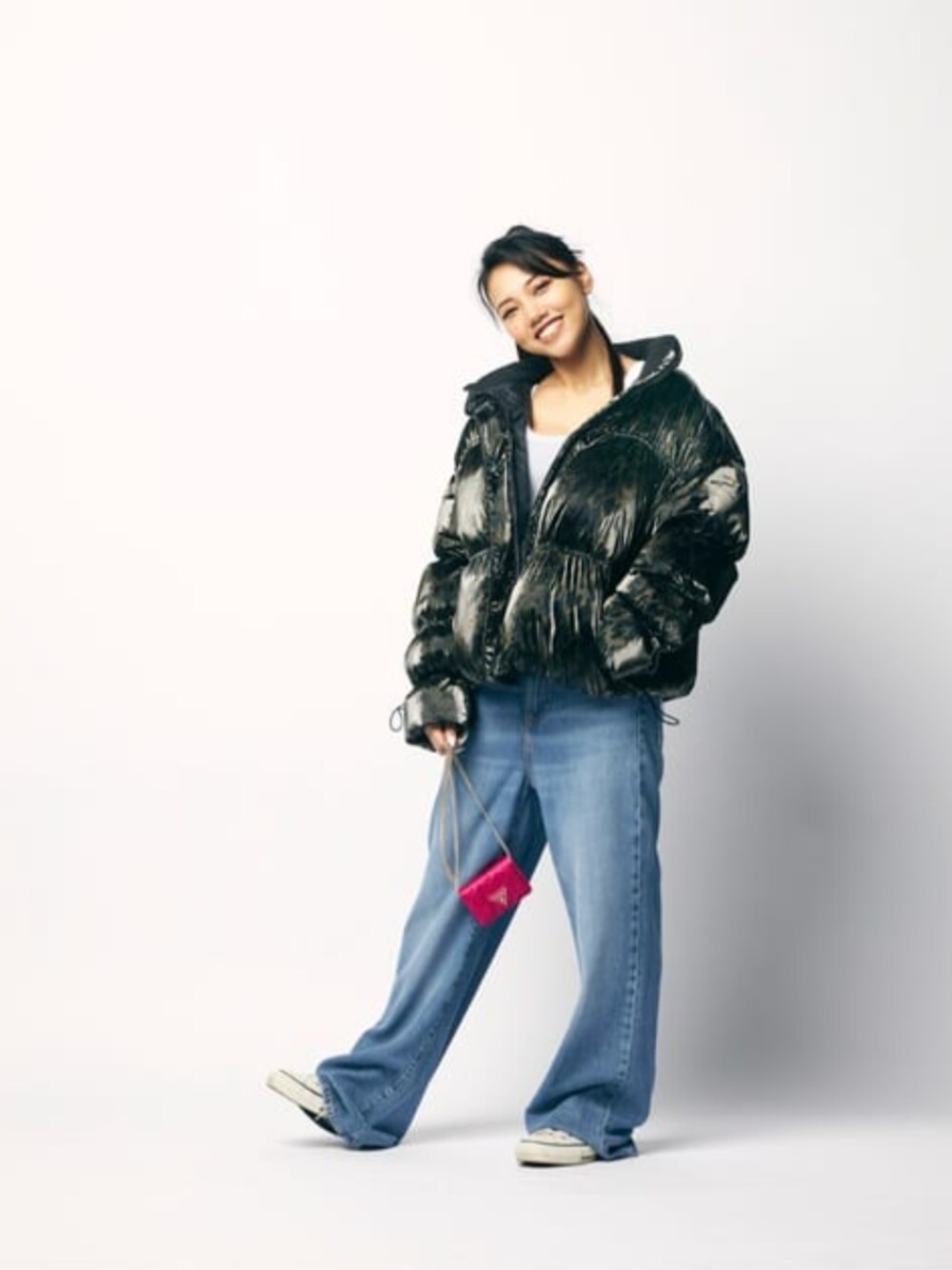「guess、カジュアルコーデ、ミニバッグ、オーバーサイズ」｜「GuessのAnkle Wide Leg Jeans（デニムパンツ、ブルー系）」を使った、GUESS JAPANさん（レディース・157cm）の冬コーディネートの1枚目の写真