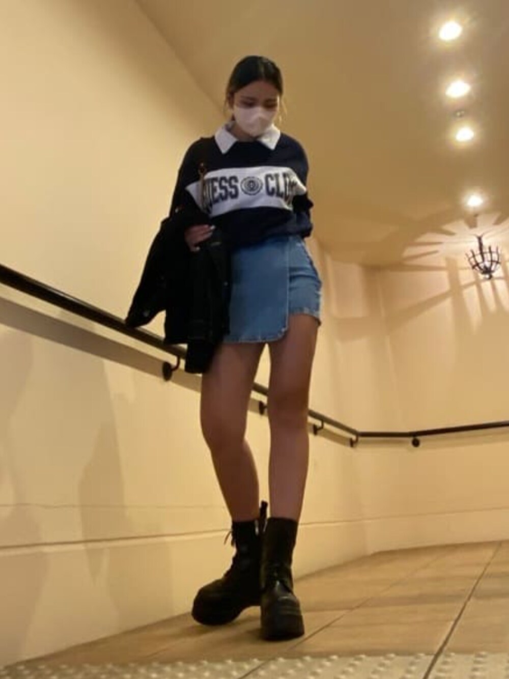 ブルー系のデニムジャケット、ブルー系のスウェット、ブラウン系のショルダーバッグを着用したレディースの秋コーディネートの1枚目の写真