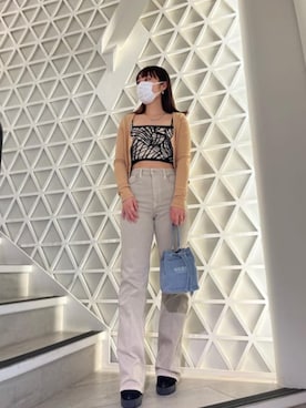 「ショート丈トップス」｜「アイテム（その他トップス）」を使った、GUESS JAPANさん（レディース・162cm）の秋コーディネート